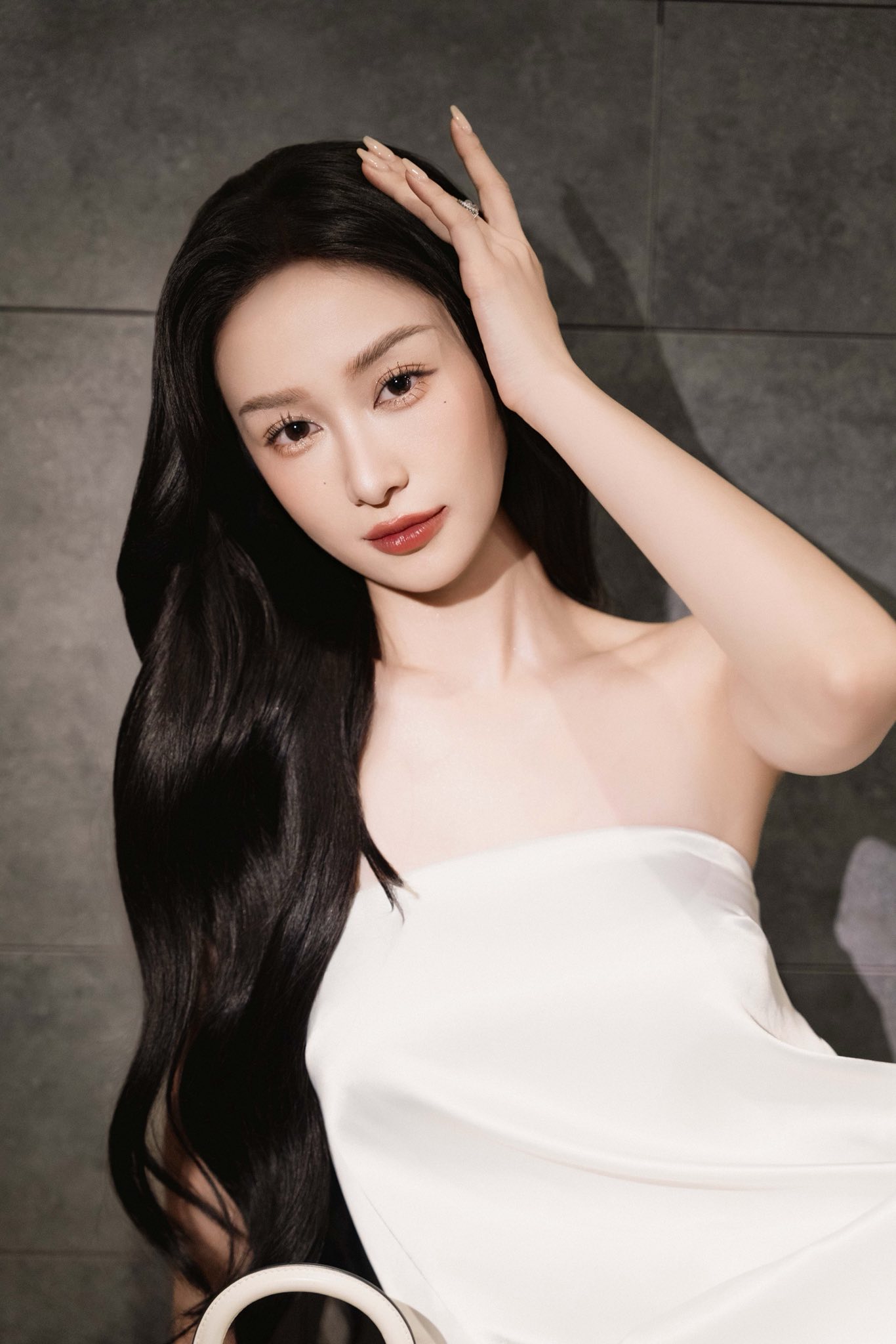 MXH nháo nhào khi mỹ nhân Vbiz này khoe lưng trần giữa sự kiện, quay mặt lại mới biết là bạch nguyệt quang trong truyền thuyết- Ảnh 5. MXH nháo nhào khi mỹ nhân Vbiz này khoe lưng trần giữa sự kiện, quay mặt lại mới biết là bạch nguyệt quang trong truyền thuyết- Ảnh 5.