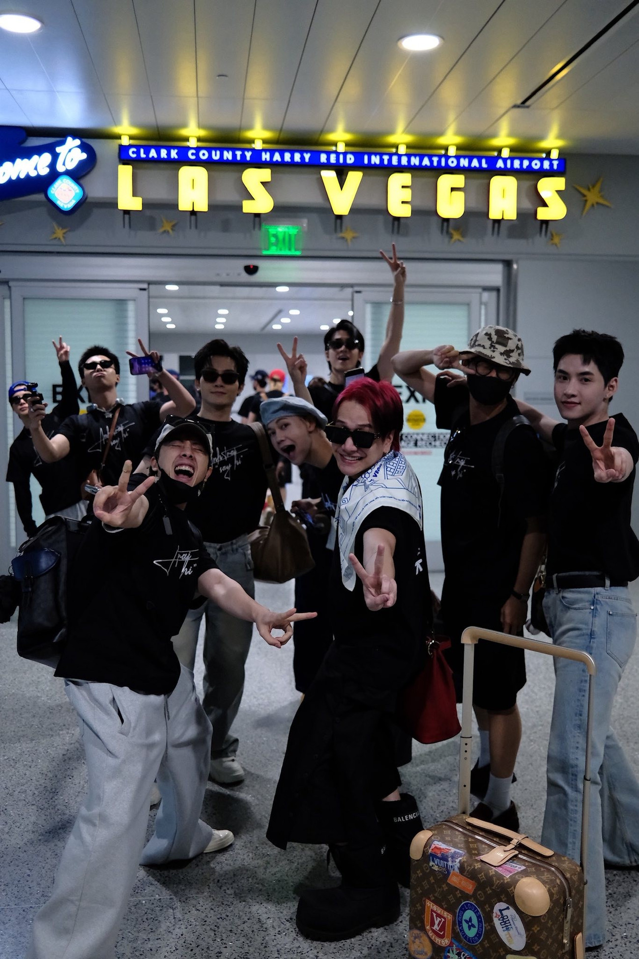 HIEUTHUHAI và 25 anh trai đổ bộ sân bay Mỹ- Ảnh 7.