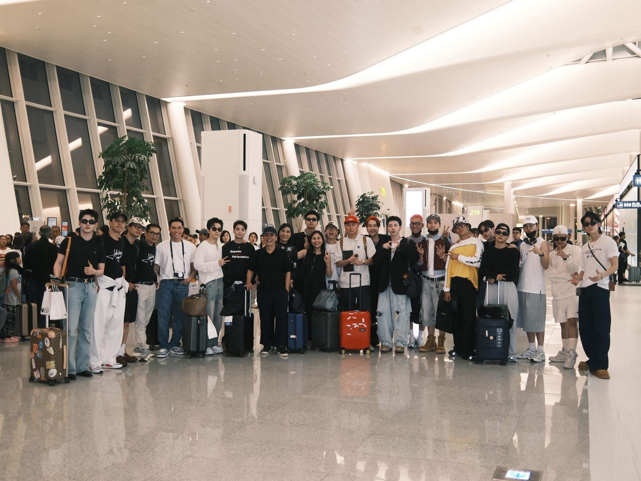 HIEUTHUHAI và 25 anh trai đổ bộ sân bay Mỹ- Ảnh 1.