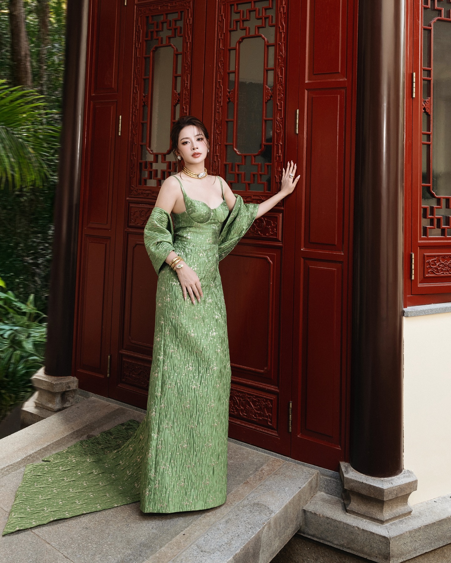 Chi Pu diện váy khoe vòng 1 lấp ló giữa dàn sao quốc tế, visual sáng bừng nhưng qua cam thường ra sao?- Ảnh 1. Chi Pu diện váy khoe vòng 1 lấp ló giữa dàn sao quốc tế, visual sáng bừng nhưng qua cam thường ra sao?- Ảnh 1.