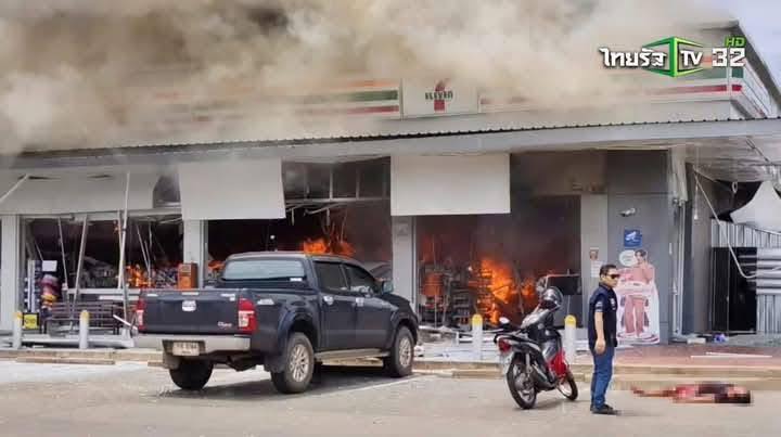Cửa hàng 7-Eleven ở Thái Lan nghi bị trúng hoả lực, thi thể 2 học sinh thiệt mạng được tìm thấy trong đống đổ nát, nhiều người bị thương- Ảnh 5.
