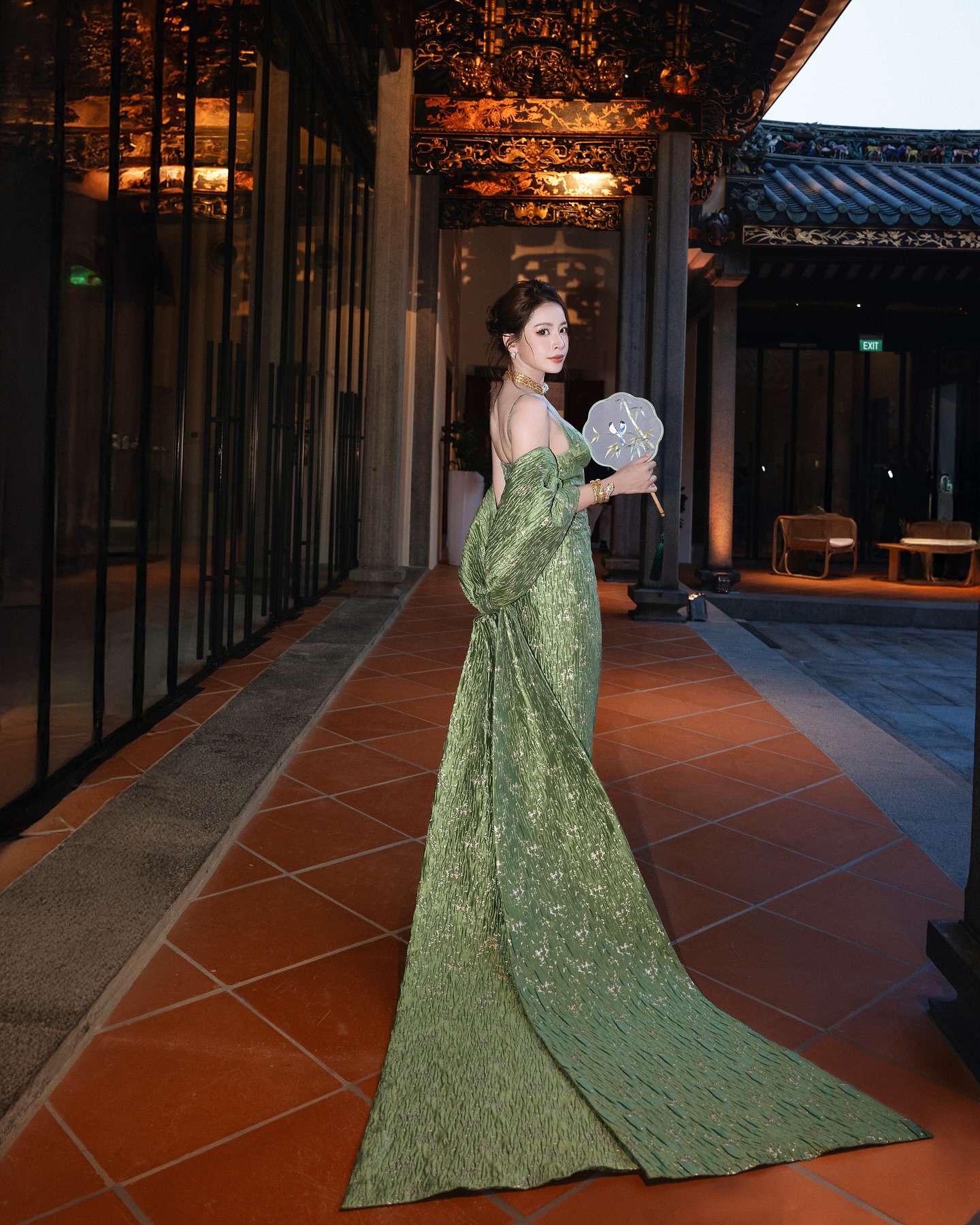 Chi Pu diện váy khoe vòng 1 lấp ló giữa dàn sao quốc tế, visual sáng bừng nhưng qua cam thường ra sao?- Ảnh 4. Chi Pu diện váy khoe vòng 1 lấp ló giữa dàn sao quốc tế, visual sáng bừng nhưng qua cam thường ra sao?- Ảnh 4.