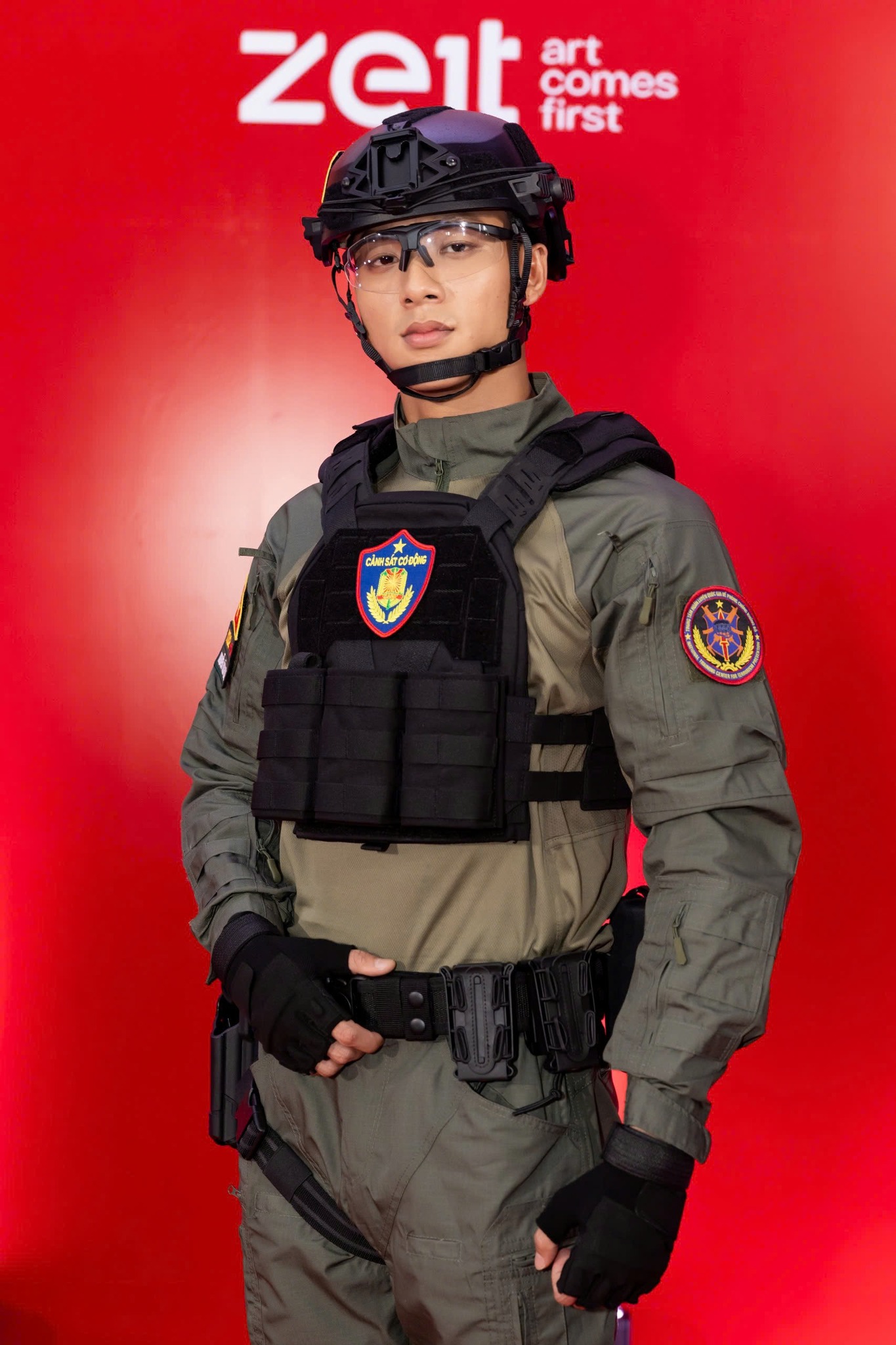 Mỹ nam cao gần 1m9 gây sốt trong buổi tập luyện diễu hành tại Mỹ Đình, mở khẩu trang mới càng ngỡ ngàng- Ảnh 6.