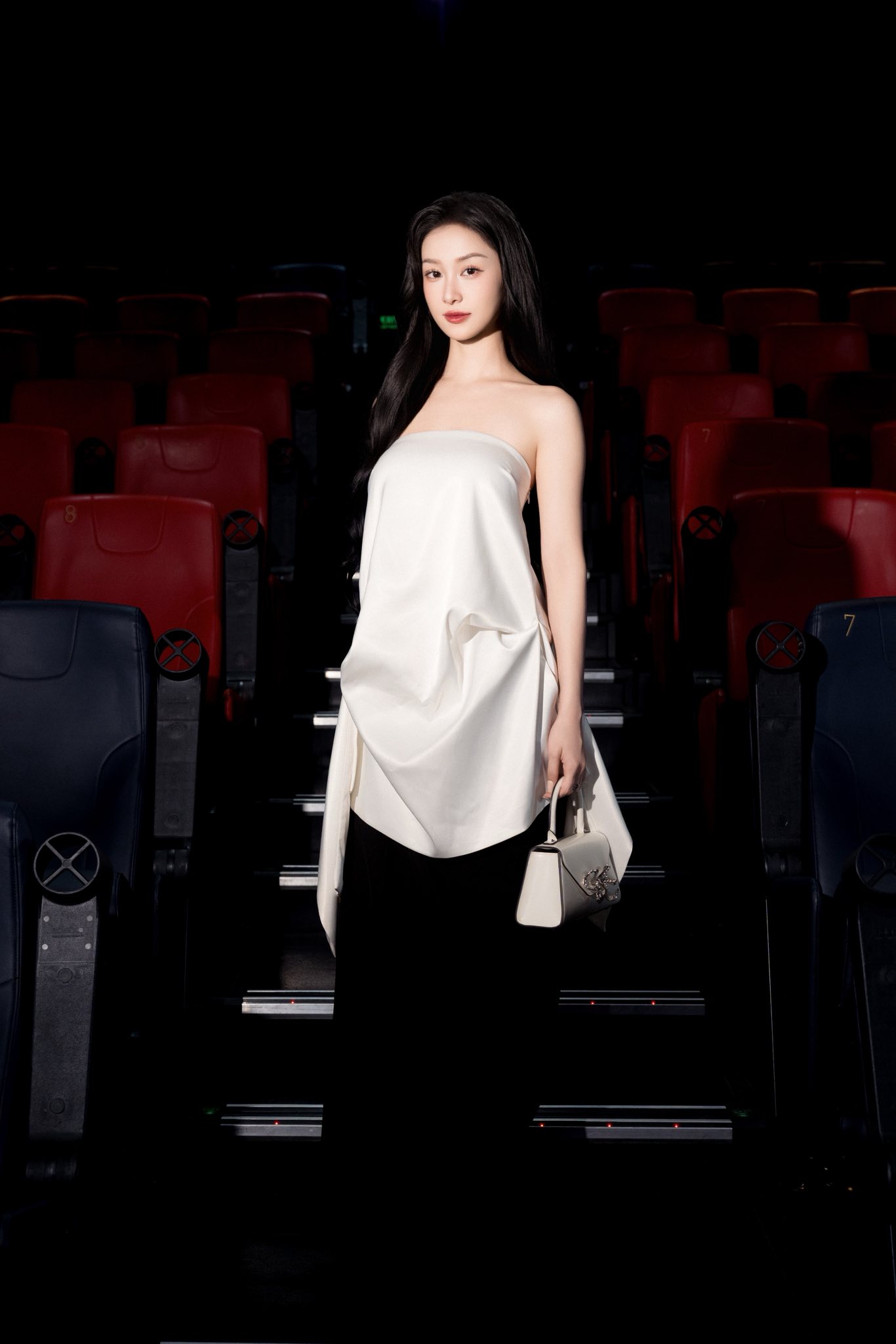 MXH nháo nhào khi mỹ nhân Vbiz này khoe lưng trần giữa sự kiện, quay mặt lại mới biết là bạch nguyệt quang trong truyền thuyết- Ảnh 4. MXH nháo nhào khi mỹ nhân Vbiz này khoe lưng trần giữa sự kiện, quay mặt lại mới biết là bạch nguyệt quang trong truyền thuyết- Ảnh 4.