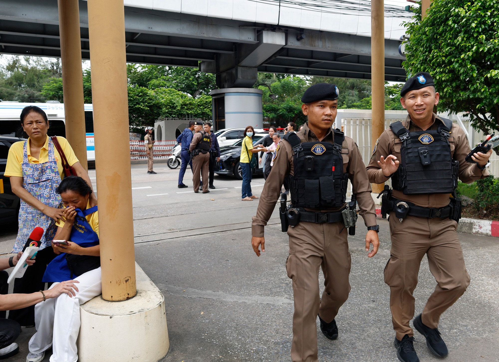 Toàn cảnh vụ xả súng rúng động tại chợ Bangkok: Nghi phạm tự sát ngay trước quầy hàng của vợ, hé lộ nguyên nhân không ngờ dẫn đến thảm kịch- Ảnh 6. Toàn cảnh vụ xả súng rúng động tại chợ Bangkok: Nghi phạm tự sát ngay trước quầy hàng của vợ, hé lộ nguyên nhân không ngờ dẫn đến thảm kịch- Ảnh 6.