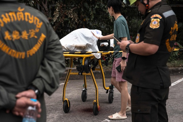 Toàn cảnh vụ xả súng rúng động tại chợ Bangkok: Nghi phạm tự sát ngay trước quầy hàng của vợ, hé lộ nguyên nhân không ngờ dẫn đến thảm kịch- Ảnh 3. Toàn cảnh vụ xả súng rúng động tại chợ Bangkok: Nghi phạm tự sát ngay trước quầy hàng của vợ, hé lộ nguyên nhân không ngờ dẫn đến thảm kịch- Ảnh 3.