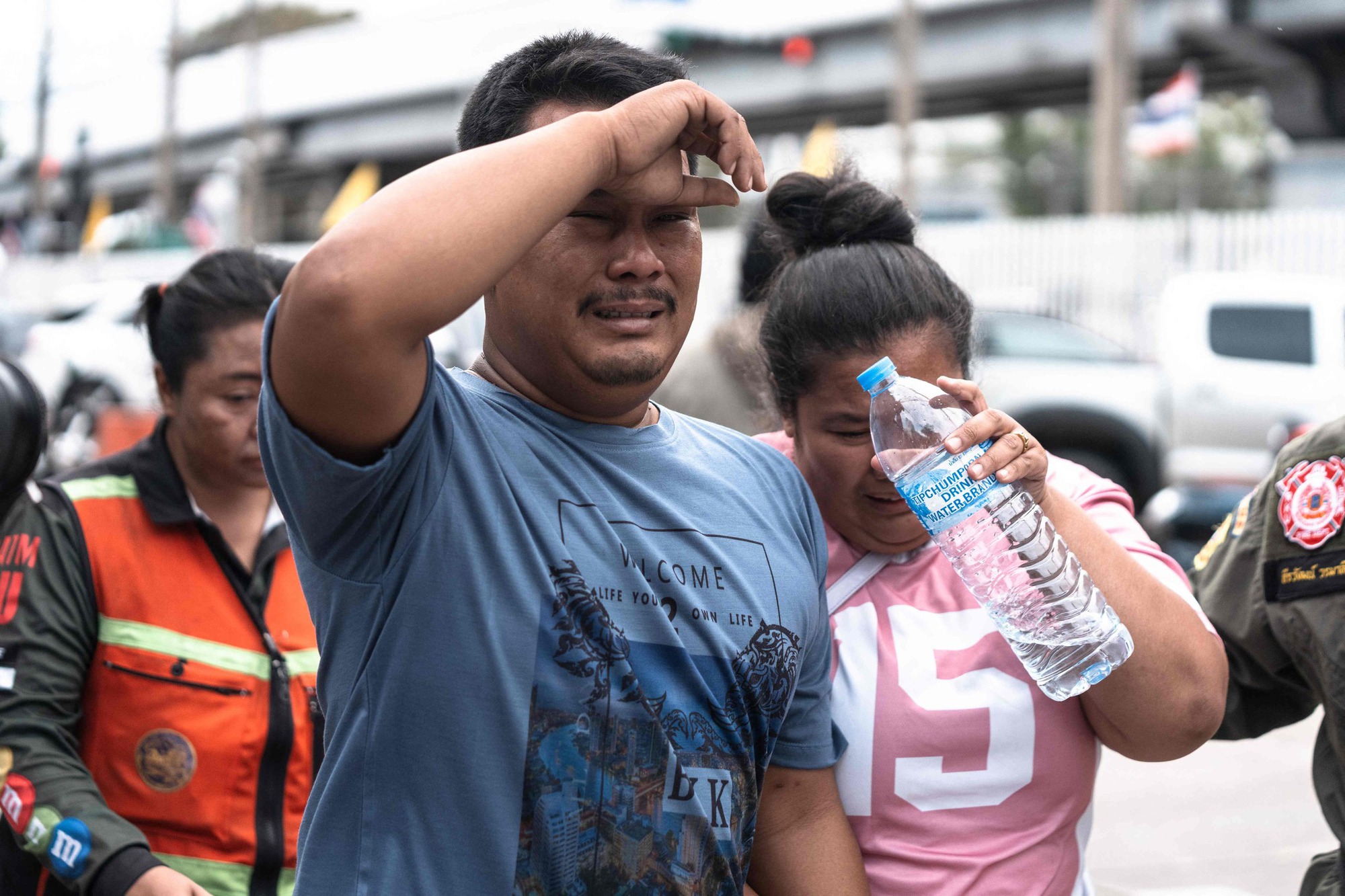 Toàn cảnh vụ xả súng rúng động tại chợ Bangkok: Nghi phạm tự sát ngay trước quầy hàng của vợ, hé lộ nguyên nhân không ngờ dẫn đến thảm kịch- Ảnh 7. Toàn cảnh vụ xả súng rúng động tại chợ Bangkok: Nghi phạm tự sát ngay trước quầy hàng của vợ, hé lộ nguyên nhân không ngờ dẫn đến thảm kịch- Ảnh 7.