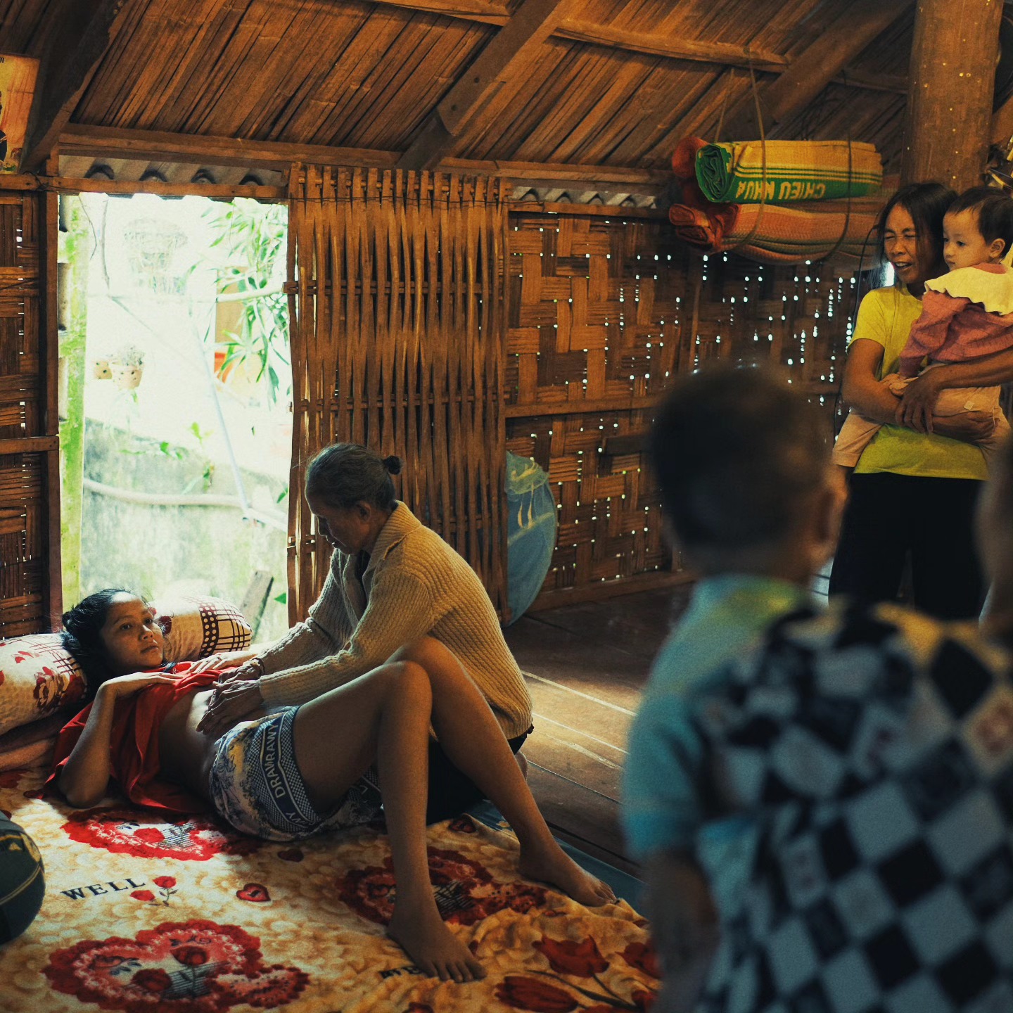 Hoa hậu H'Hen Niê gặp tình trạng khiến mẹ bầu nào cũng lo sợ- Ảnh 4. Hoa hậu H'Hen Niê gặp tình trạng khiến mẹ bầu nào cũng lo sợ- Ảnh 4.