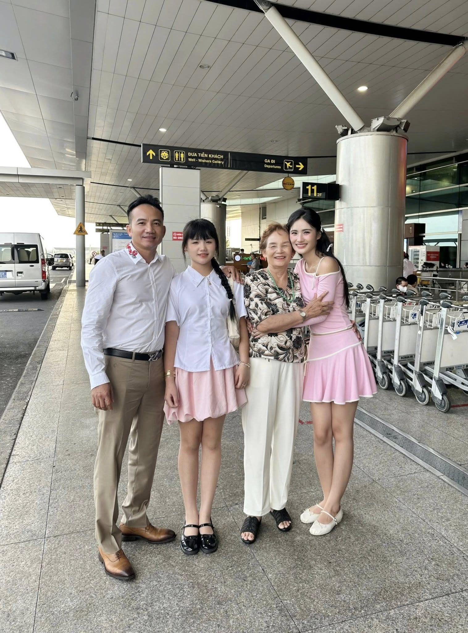 Bạn trai Ý Nhi tiếp tục vắng mặt trong ngày nàng Hậu tạm rời showbiz- Ảnh 2.