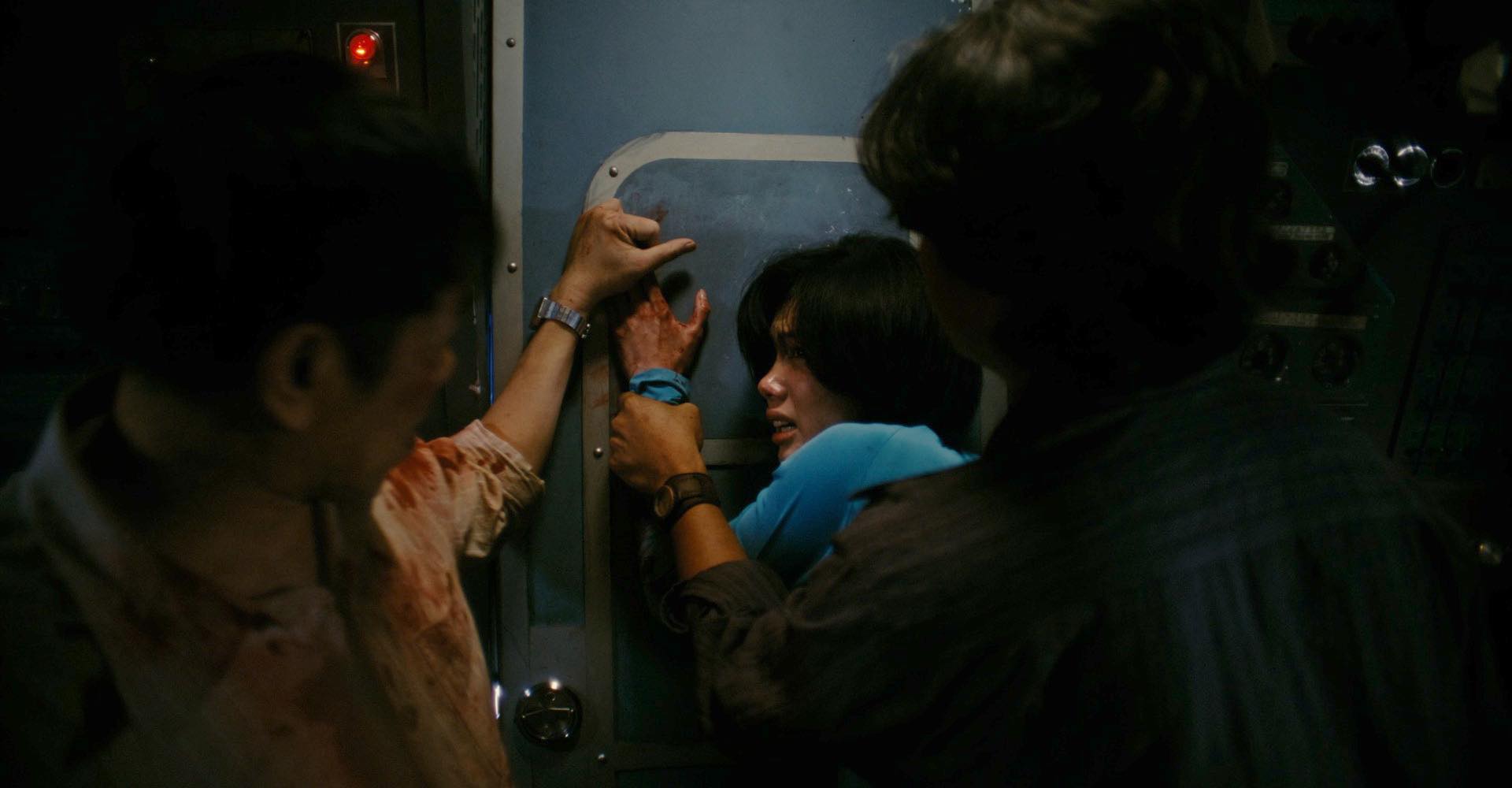 Nữ tiếp viên hàng không tóc ngắn trong Tử Chiến Trên Không: Dáng đẹp, mặt cực xinh nhưng thứ lấn át tất cả là diễn xuất “nổi da gà”- Ảnh 4. Nữ tiếp viên hàng không tóc ngắn trong Tử Chiến Trên Không: Dáng đẹp, mặt cực xinh nhưng thứ lấn át tất cả là diễn xuất “nổi da gà”- Ảnh 4.