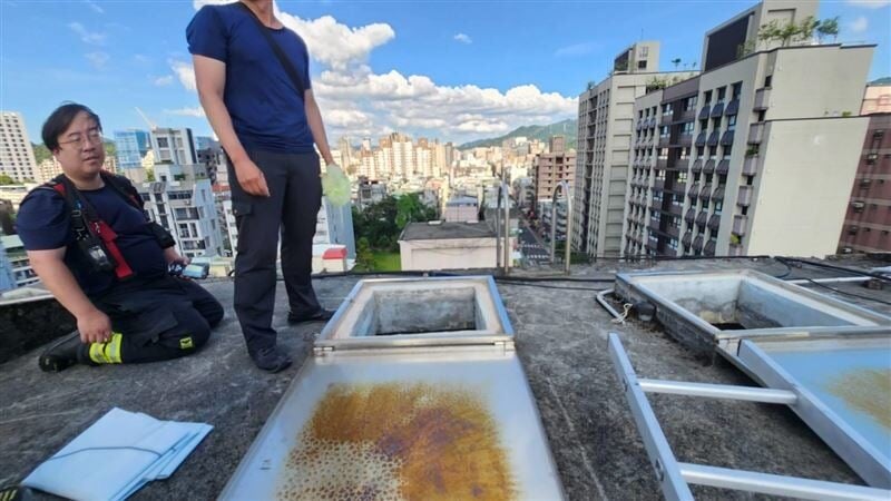 Ngửi thấy mùi lạ trong nước, người dân lên kiểm tra thì phát hiện thi thể đang phân hủy trong bể chung cư- Ảnh 2.