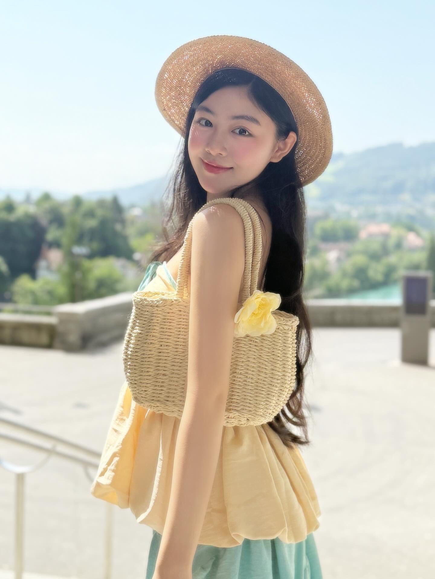 Lọ Lem nhà MC Quyền Linh lộ sắc vóc thật, vừa xuất hiện đã làm 1 hành động