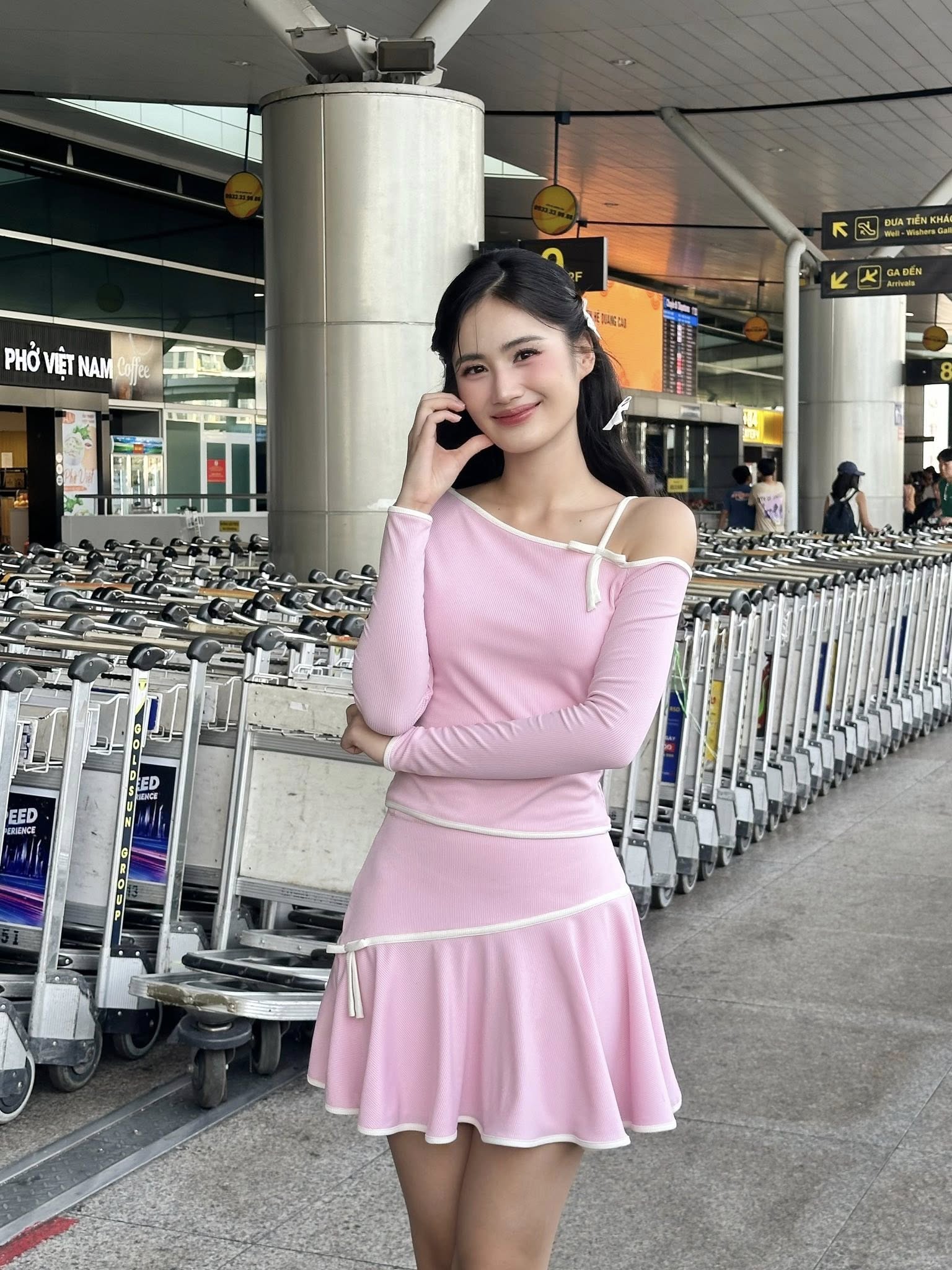 Bạn trai Ý Nhi tiếp tục vắng mặt trong ngày nàng Hậu tạm rời showbiz- Ảnh 3.