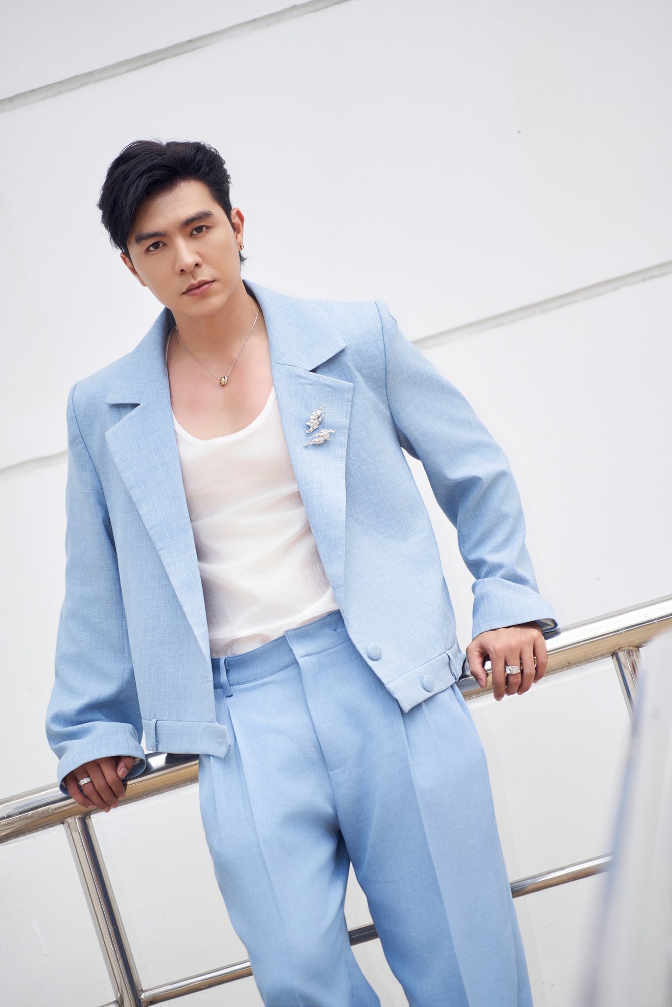 Nam diễn viên gây sốt phim Mưa đỏ: Giảm gấp 5kg để vào vai, hóa ra là tổng tài body