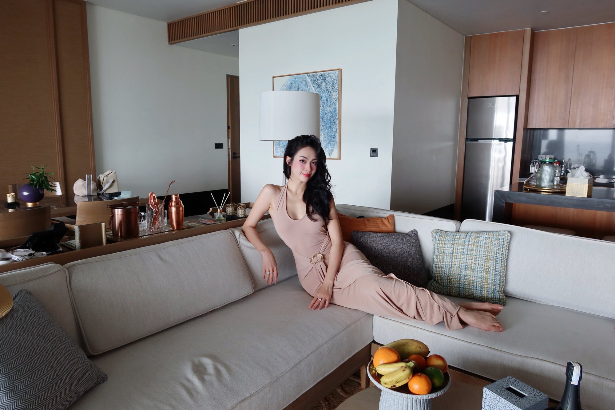 Á hậu Vũ Thuý Quỳnh: Ngồi xe Bentley, check-in du thuyền, được Đức Phạm