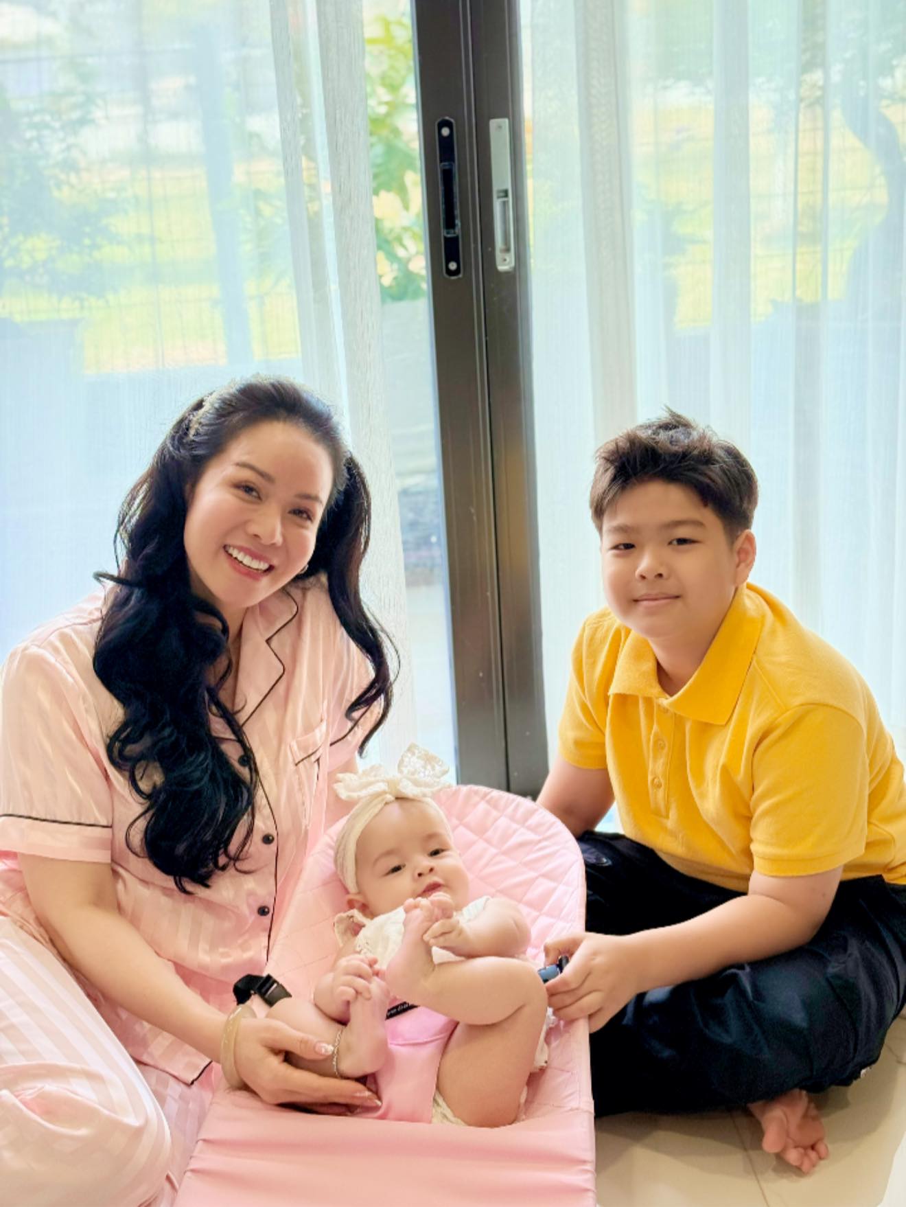 Con trai Nhật Kim Anh đẹp chuẩn soái ca, biết làm ảo thuật khiến ai cũng bật cười- Ảnh 3.