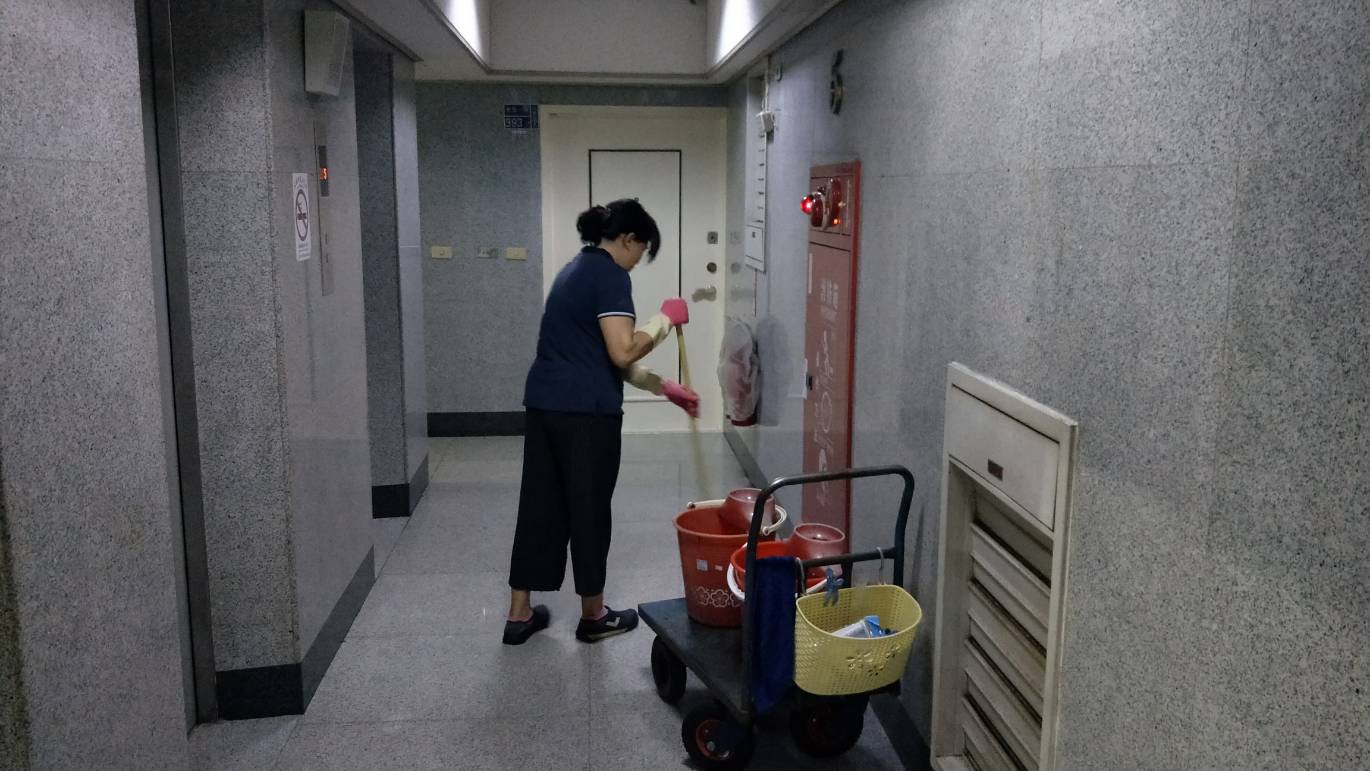 Cơn sốt ứng tuyển vào làm nhân viên vệ sinh tại một siêu thị: 132.000 người đăng ký, hệ thống nộp đơn tắc nghẽn, tỷ lệ đỗ chỉ 0,7%- Ảnh 2.