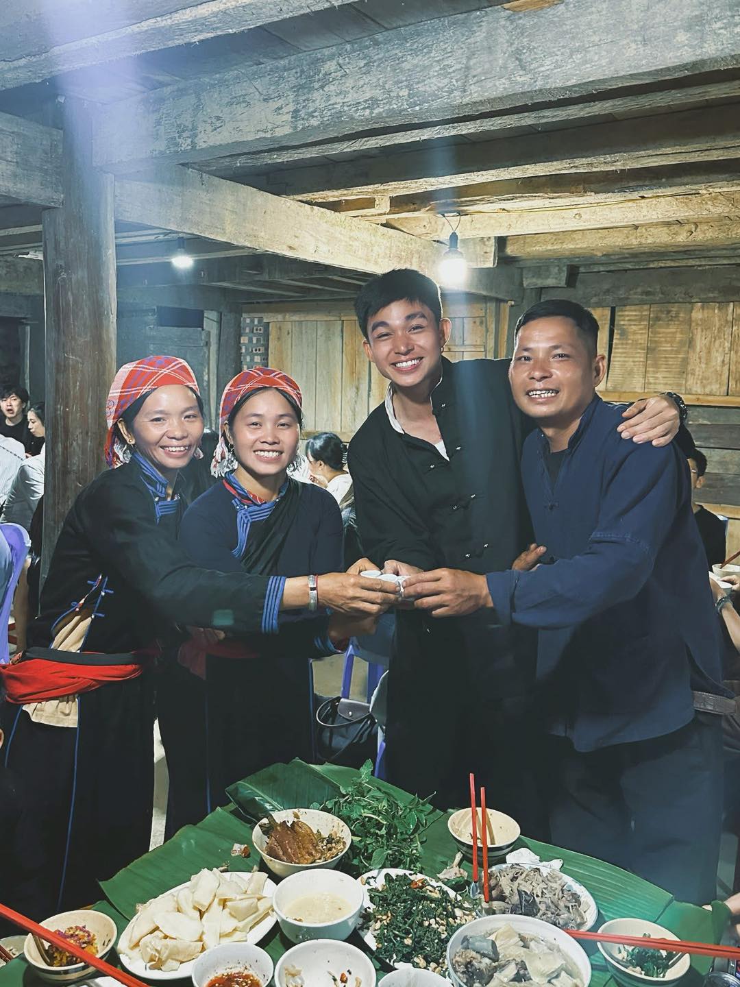 1 thành viên Gia đình Haha trở lại Bản Liền sau 4 tháng xa cách, chị Thông bật khóc ôm chặt không rời- Ảnh 3.