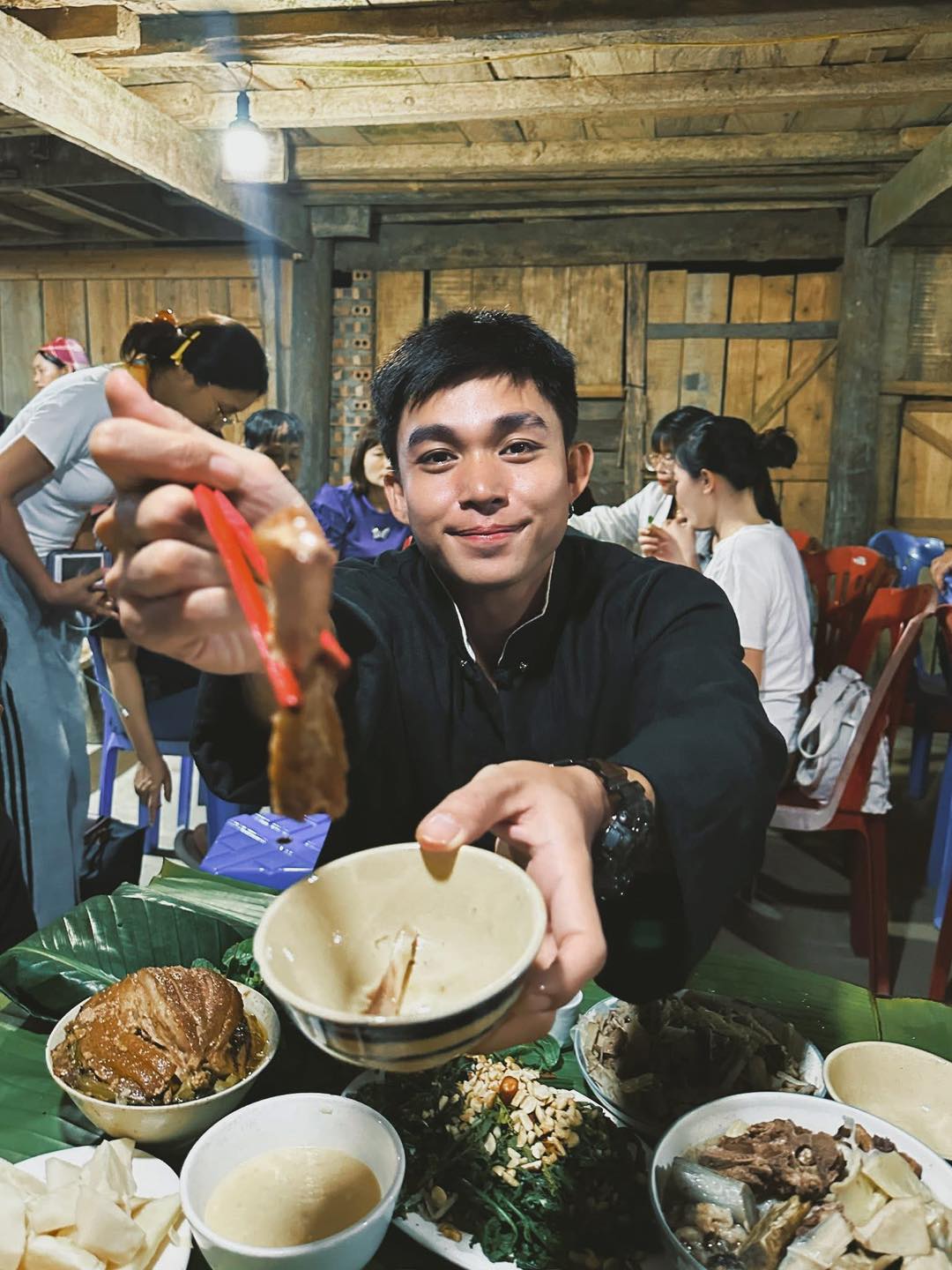 1 thành viên Gia đình Haha trở lại Bản Liền sau 4 tháng xa cách, chị Thông bật khóc ôm chặt không rời- Ảnh 2.