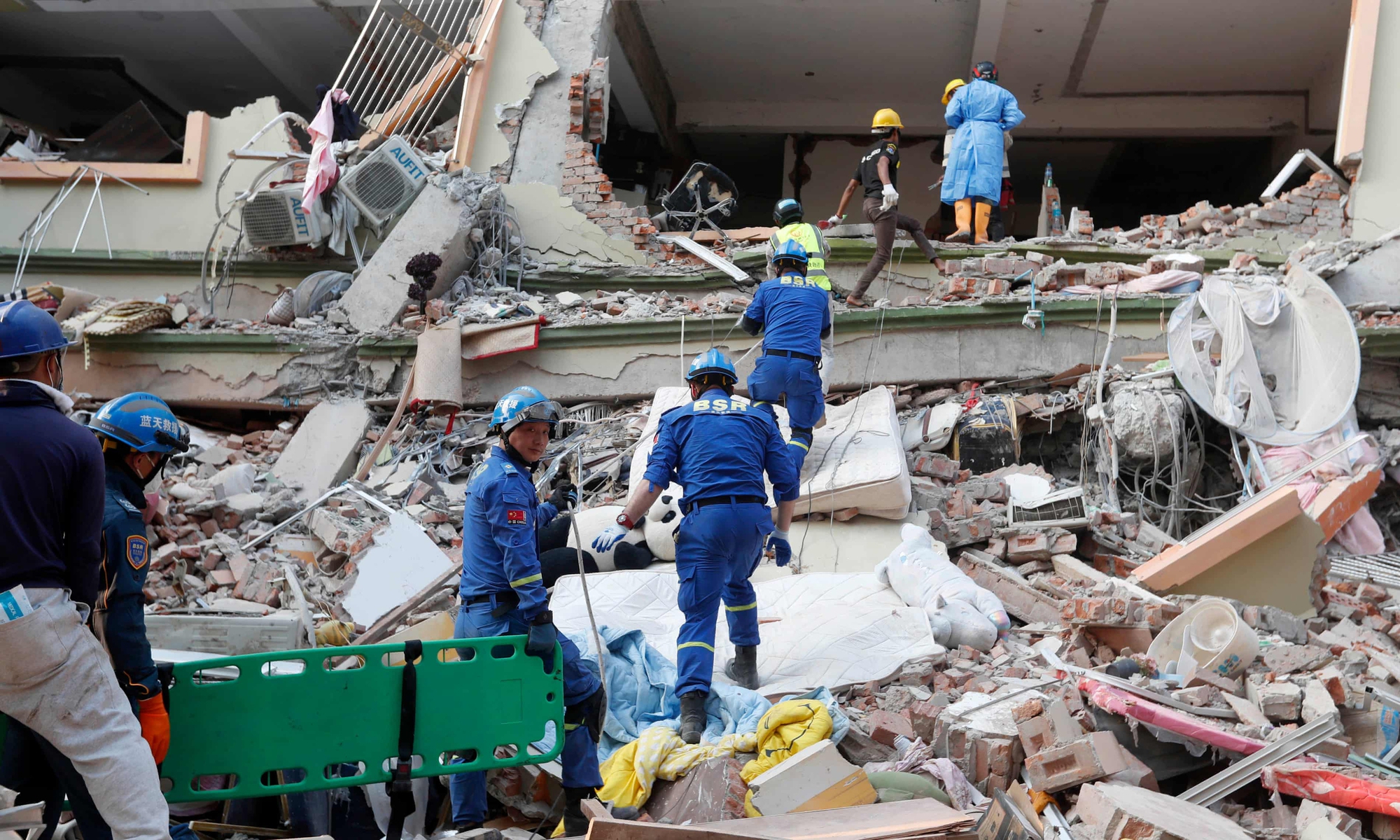 Tử khí bao trùm khắp đống đổ nát sau động đất Myanmar, nhân viên cứu hộ kể lại những chi tiết đau lòng- Ảnh 1.
