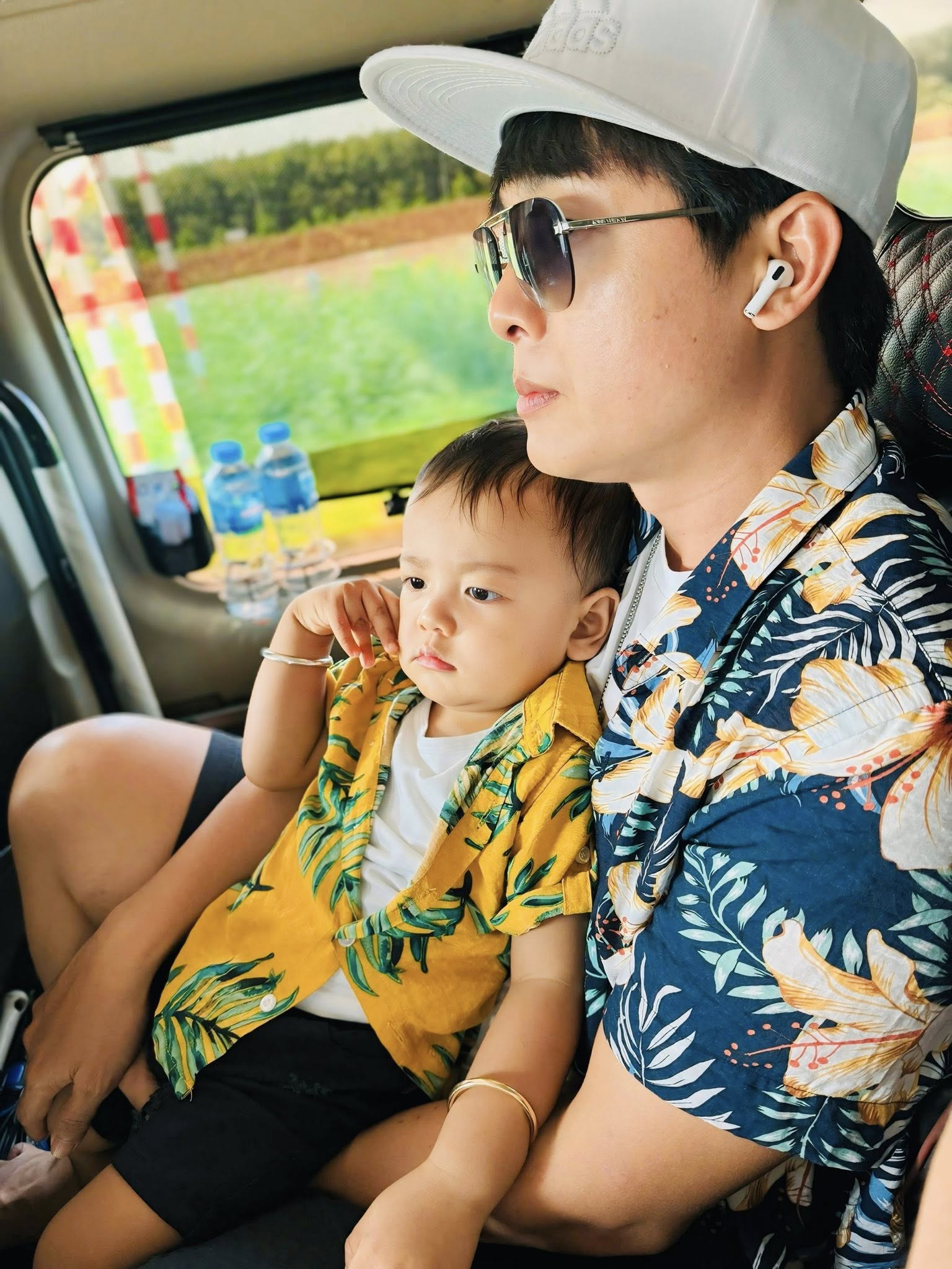 Mới 2 tuần chia sẻ làm bố đơn thân, nam nghệ sĩ Việt lại đăng ảnh cầm chặt tay 1 người: “Chỉ yêu mình em”- Ảnh 2.