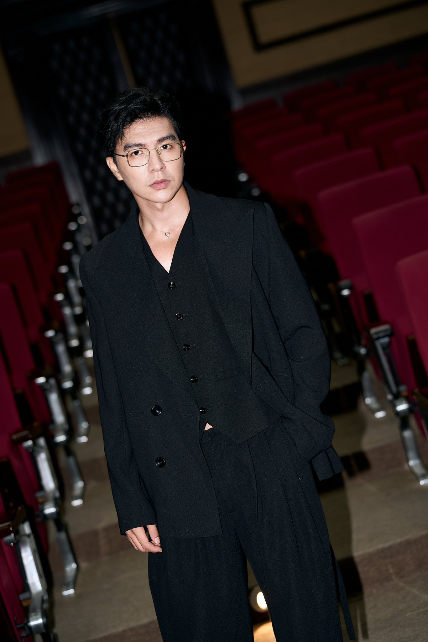 Nam diễn viên gây sốt phim Mưa đỏ: Giảm gấp 5kg để vào vai, hóa ra là tổng tài body