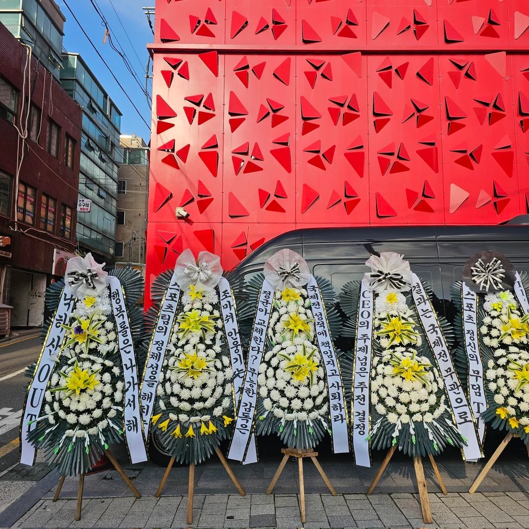 Antifan Gumayusi gửi vòng hoa đến trụ sở T1- Ảnh 1.