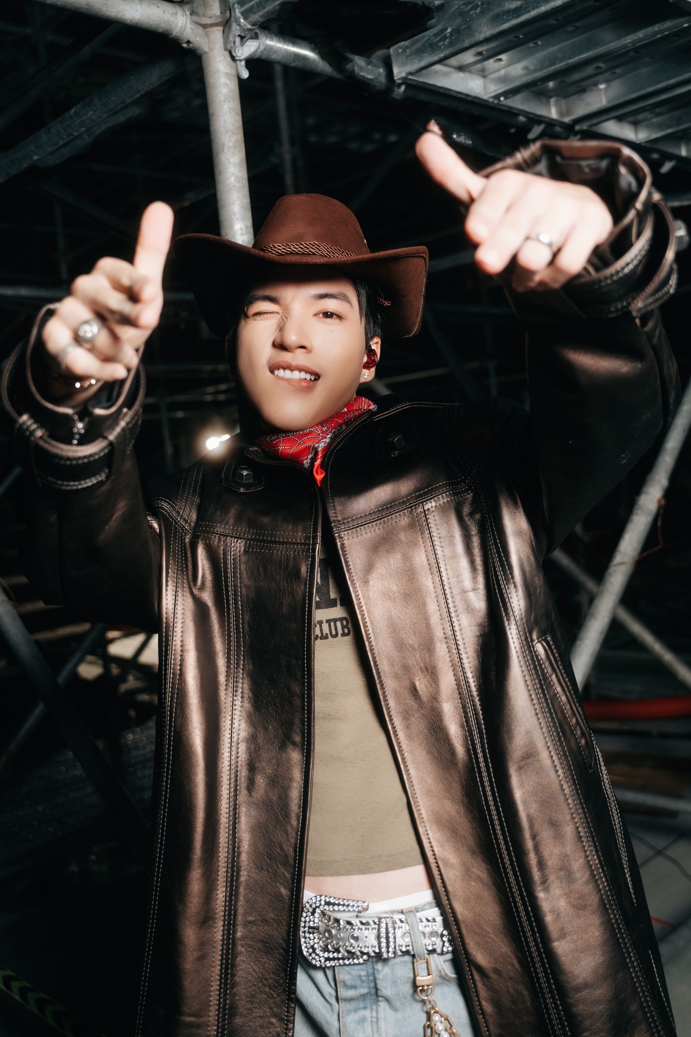 HIEUTHUHAI: 5 năm từ nhân viên bê phở thành