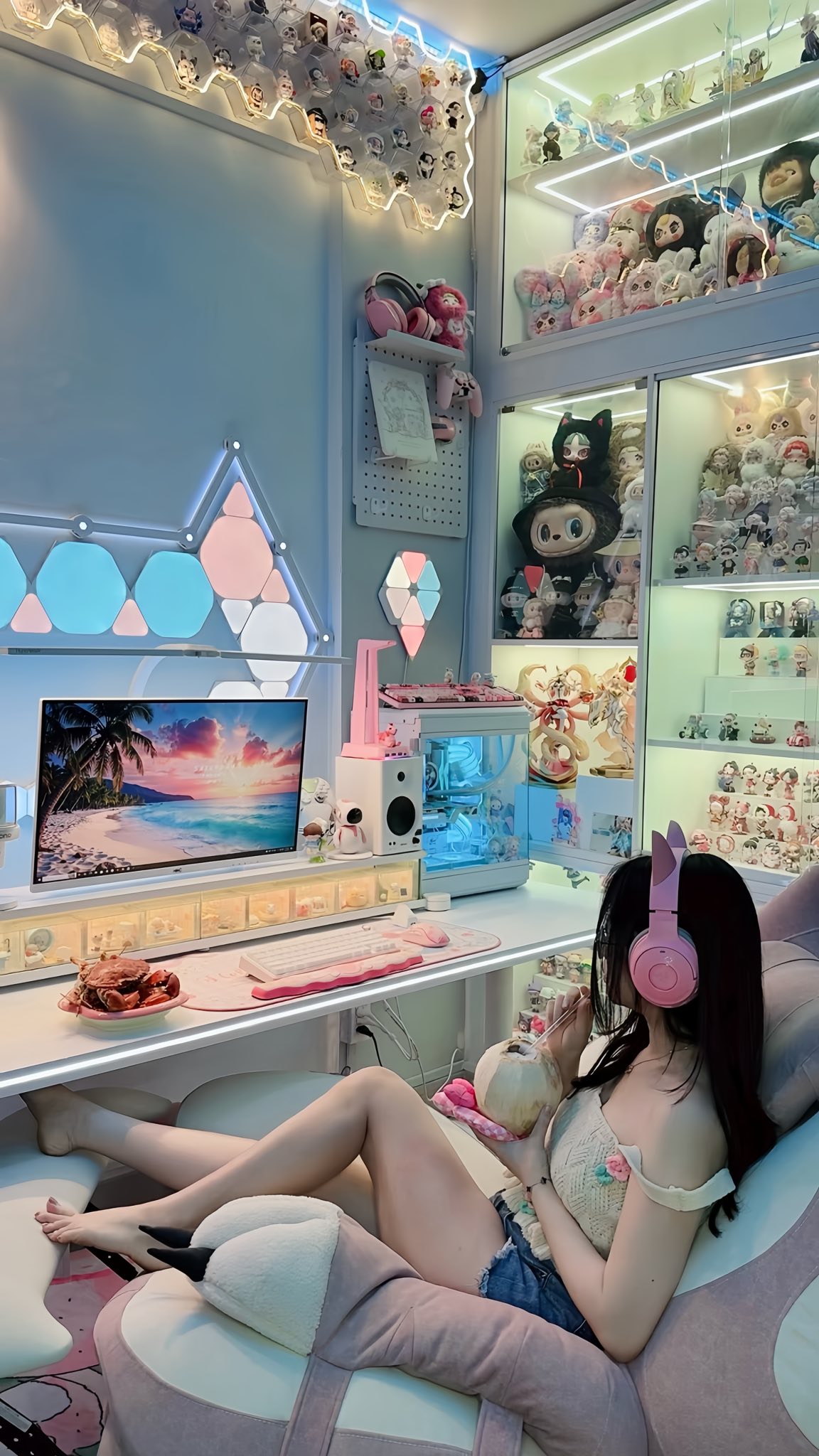 Hot girl khoe decor góc gaming đẳng cấp,