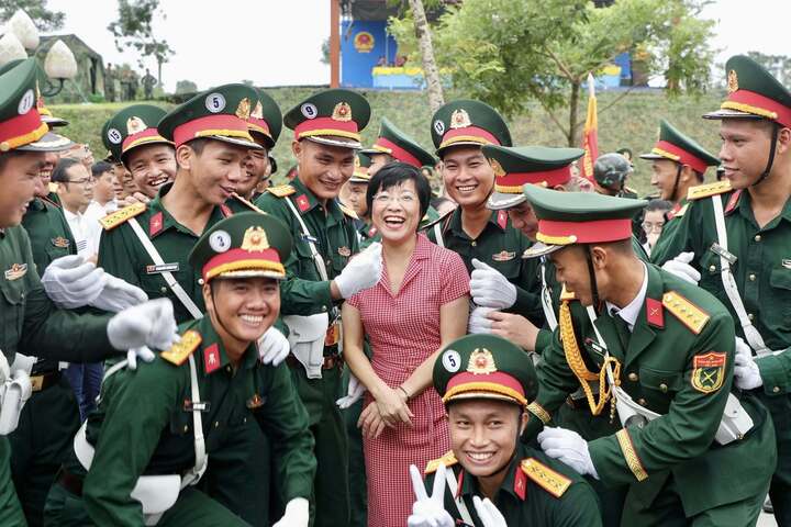 MC Gặp nhau cuối tuần sống chung bạo bệnh, U60 bình yên bên con trai sau đổ vỡ- Ảnh 3.