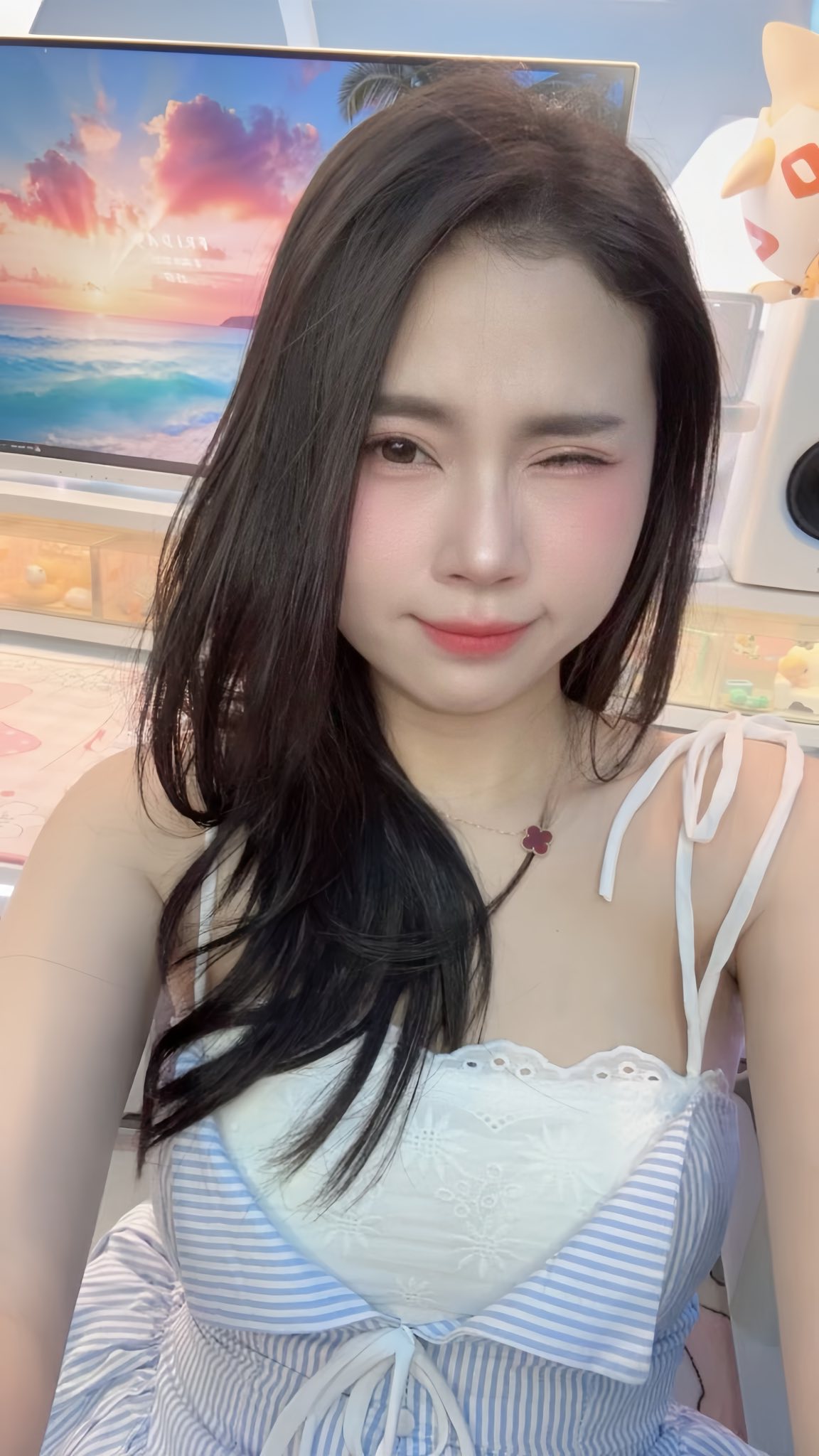 Hot girl khoe decor góc gaming đẳng cấp,