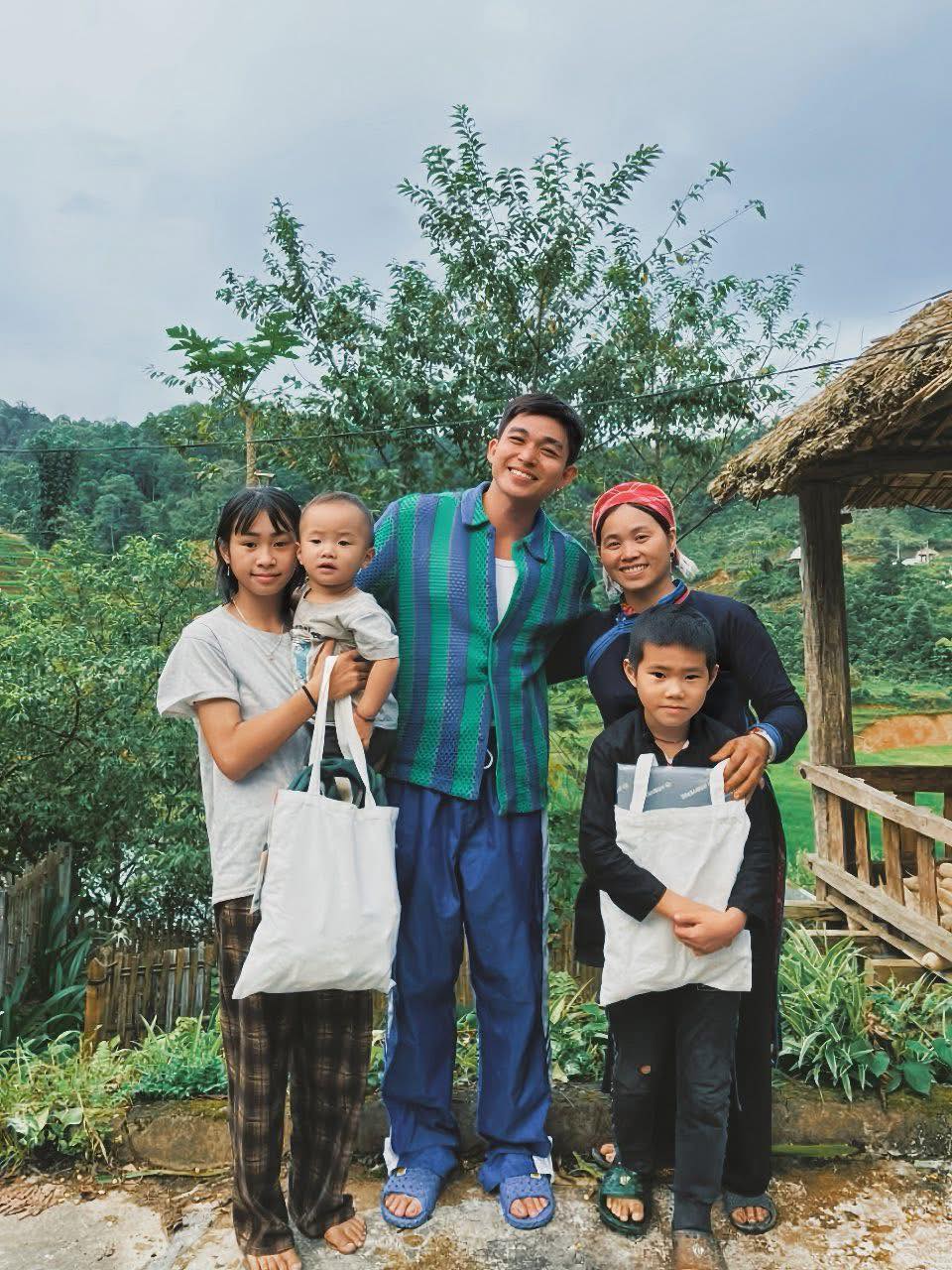 1 thành viên Gia đình Haha trở lại Bản Liền sau 4 tháng xa cách, chị Thông bật khóc ôm chặt không rời- Ảnh 4.