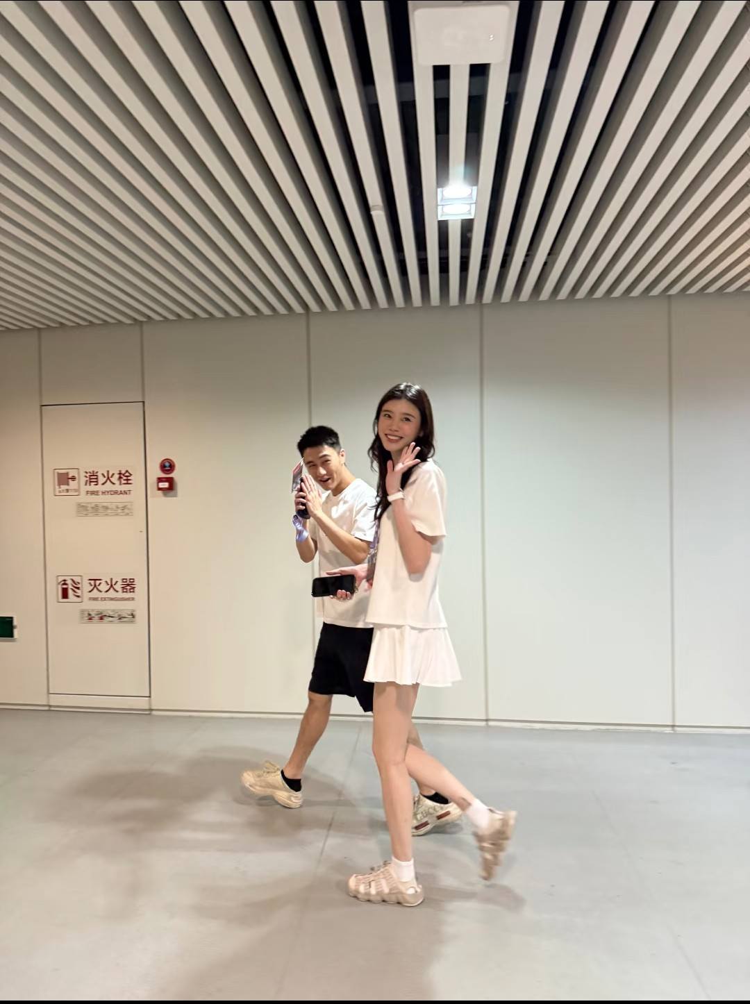 Fan dậy sóng trước hình ảnh mới nhất của siêu mẫu Victoria's Secret giữa nghi vấn bị chồng thiếu gia sòng bạc “cắm sừng”- Ảnh 6. Fan dậy sóng trước hình ảnh mới nhất của siêu mẫu Victoria's Secret giữa nghi vấn bị chồng thiếu gia sòng bạc “cắm sừng”- Ảnh 6.