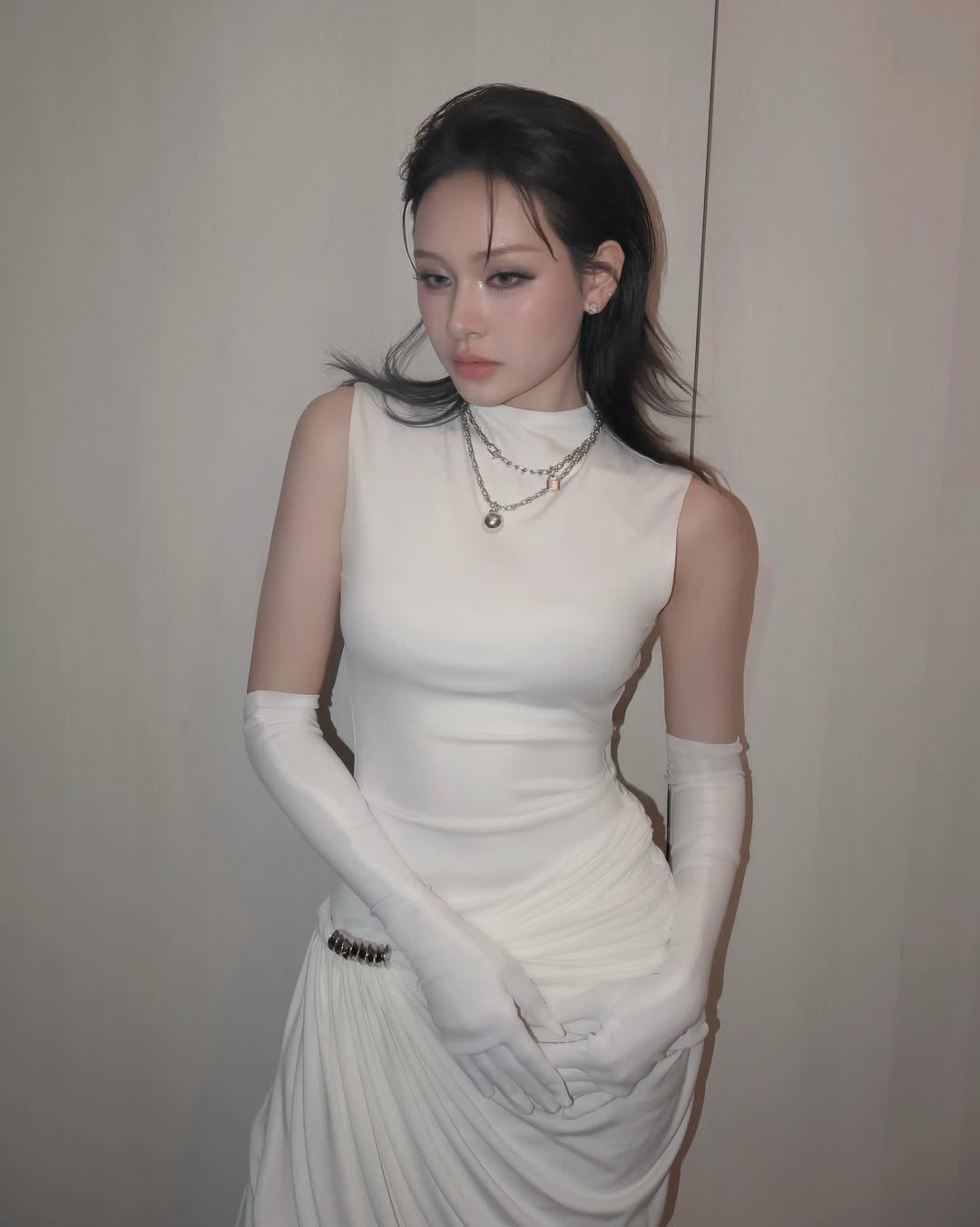 Hiền Hồ bất ngờ quỳ gối xin lỗi: