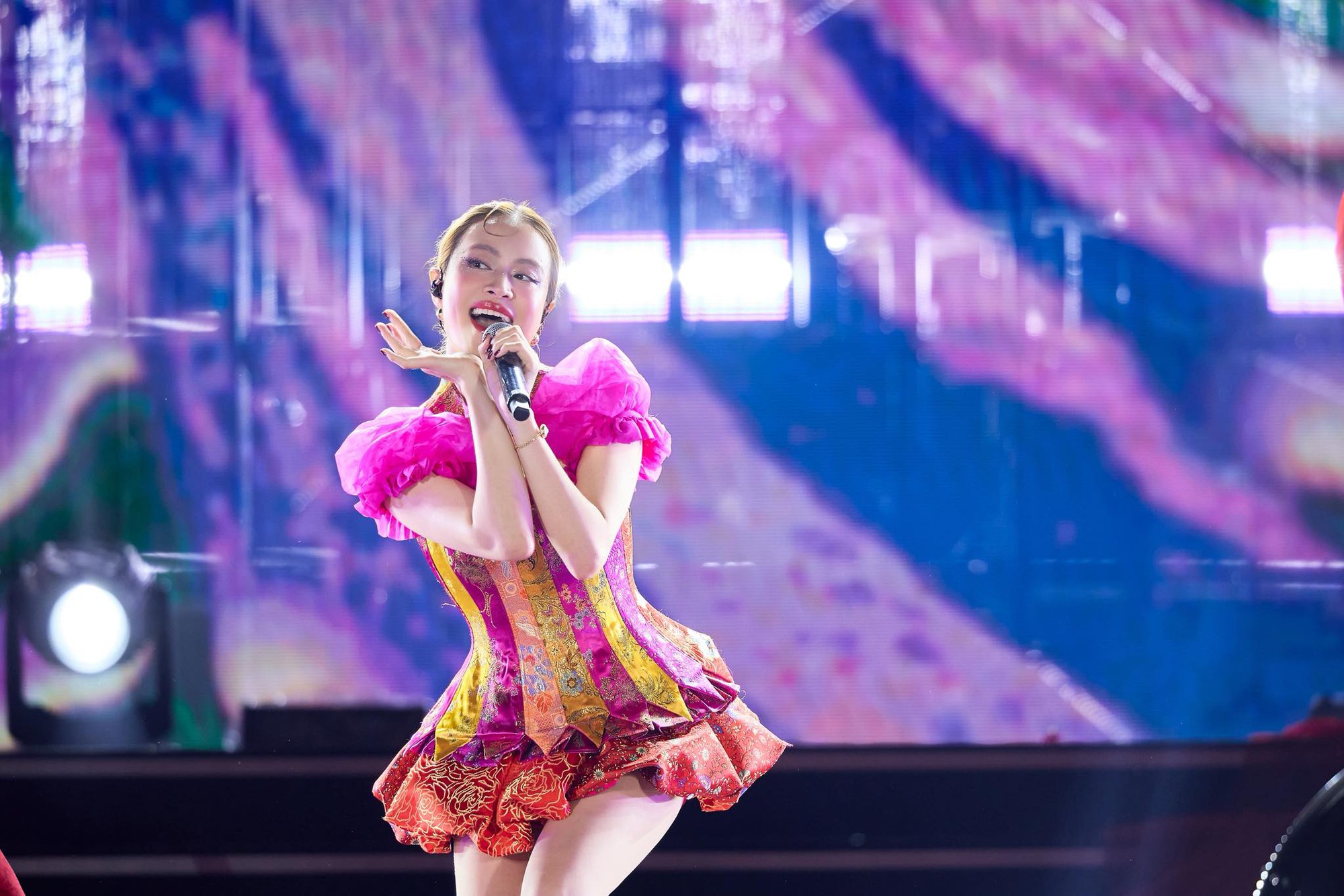 Lần gần nhất Hoàng Thuỳ Linh - Đen Vâu cùng lộ diện: Đàng gái không giấu được ánh mắt si tình cho Lần gần nhất Hoàng Thuỳ Linh - Đen Vâu cùng lộ diện: Đàng gái không giấu được ánh mắt si tình cho