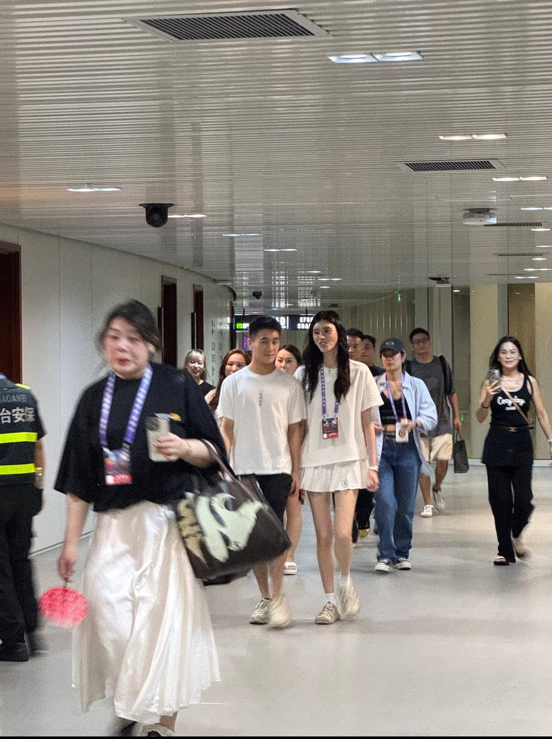 Fan dậy sóng trước hình ảnh mới nhất của siêu mẫu Victoria's Secret giữa nghi vấn bị chồng thiếu gia sòng bạc “cắm sừng”- Ảnh 5. Fan dậy sóng trước hình ảnh mới nhất của siêu mẫu Victoria's Secret giữa nghi vấn bị chồng thiếu gia sòng bạc “cắm sừng”- Ảnh 5.