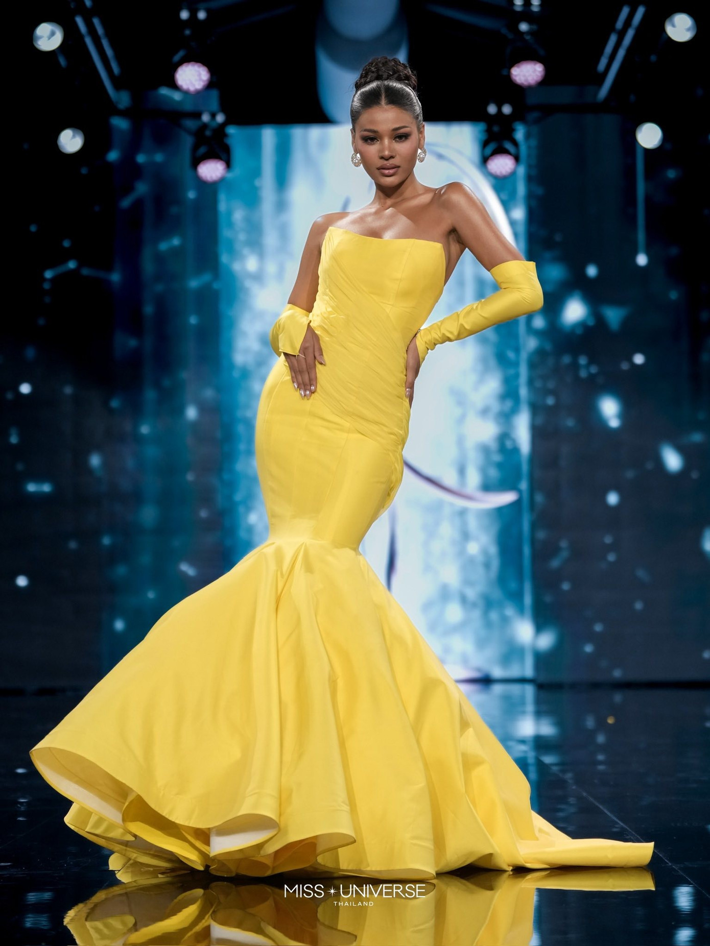Thí sinh Hoa hậu Hoàn vũ Thái Lan ngã sõng soài trên sân khấu- Ảnh 1.