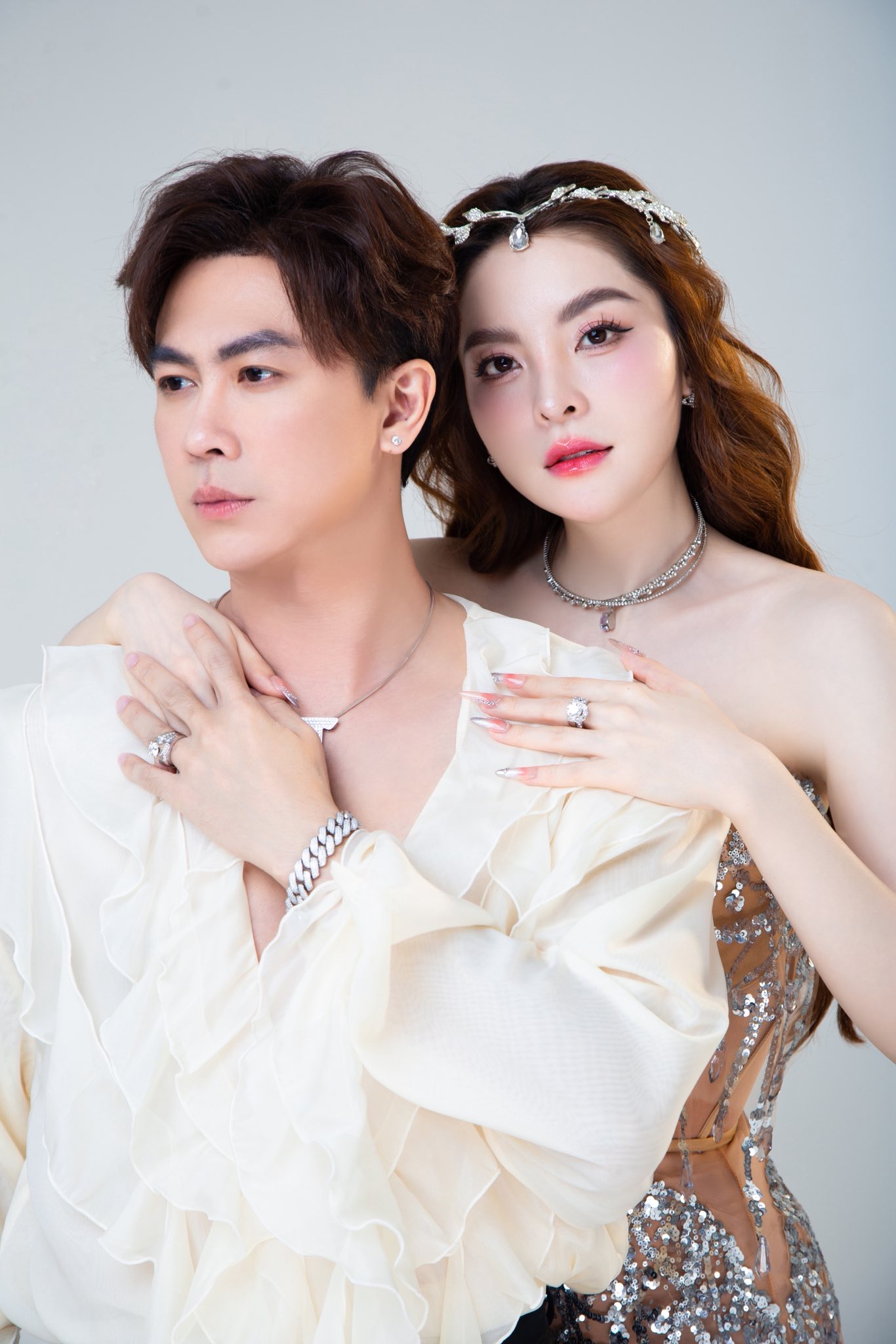 Cặp đôi ca sĩ Vbiz bị soi sống chung nhà bí mật tổ chức đám hỏi?- Ảnh 4. Cặp đôi ca sĩ Vbiz bị soi sống chung nhà bí mật tổ chức đám hỏi?- Ảnh 4.