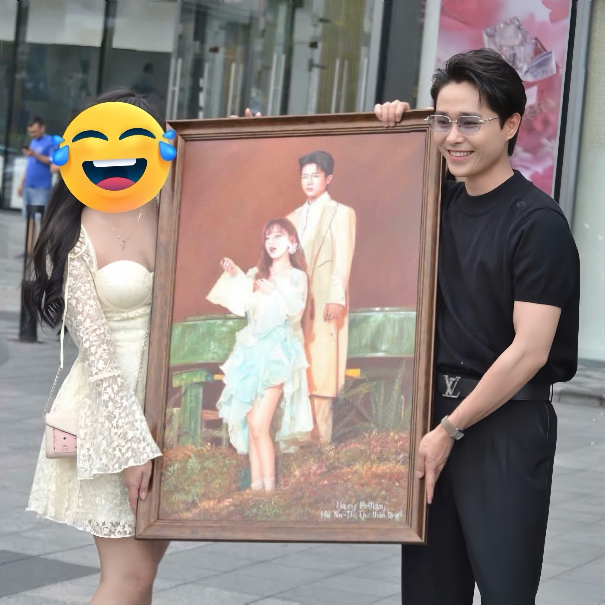 Tăng Duy Tân mê Bích Phương tới cỡ này: Tay ôm khư khư 1 thứ, miệng cười như trúng số!- Ảnh 1.