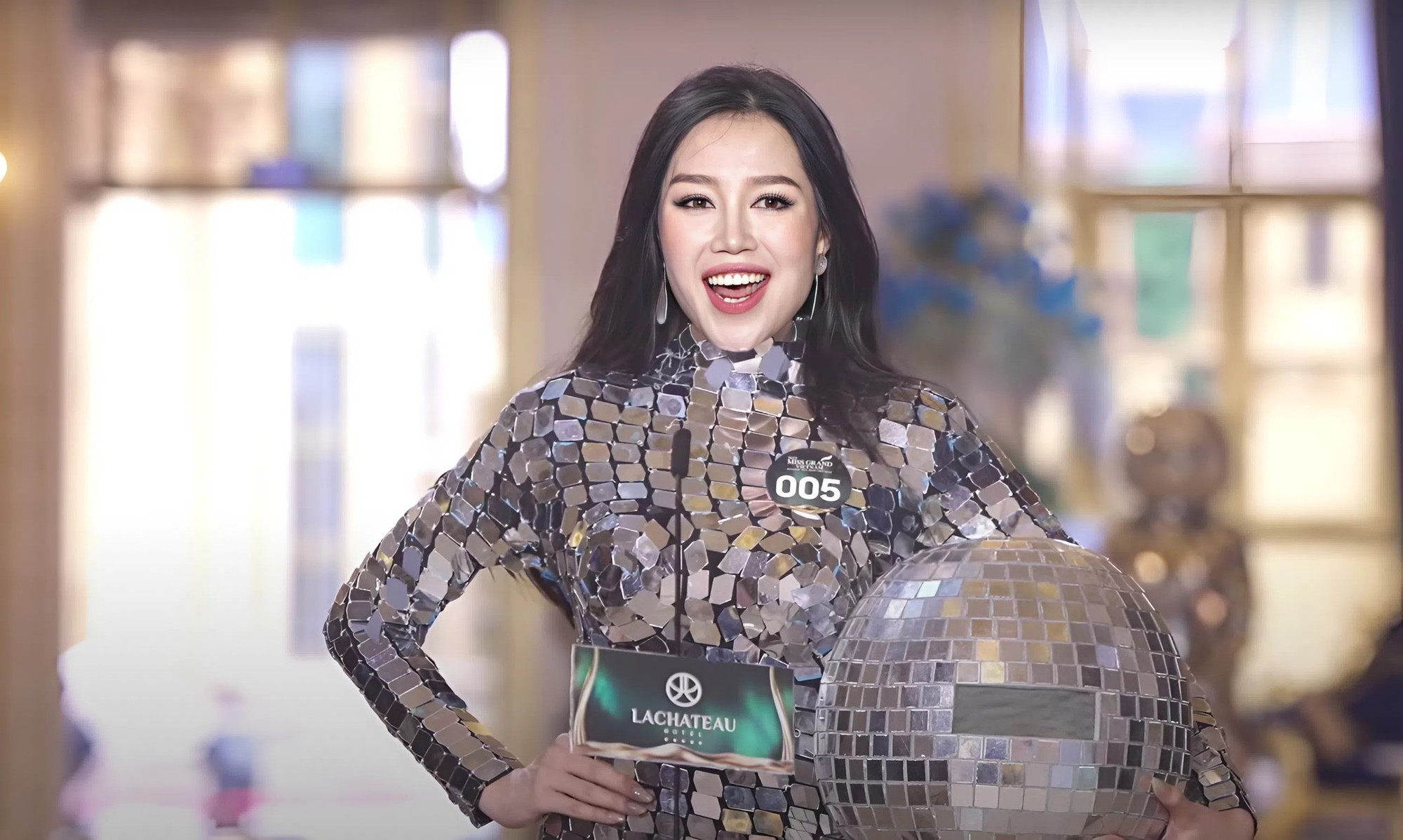 Thí sinh Miss Grand Vietnam bày đủ trò lố: Từ múa lân, kéo lê trên sàn đến mang Tây Du Ký đi thi- Ảnh 5. Thí sinh Miss Grand Vietnam bày đủ trò lố: Từ múa lân, kéo lê trên sàn đến mang Tây Du Ký đi thi- Ảnh 5.