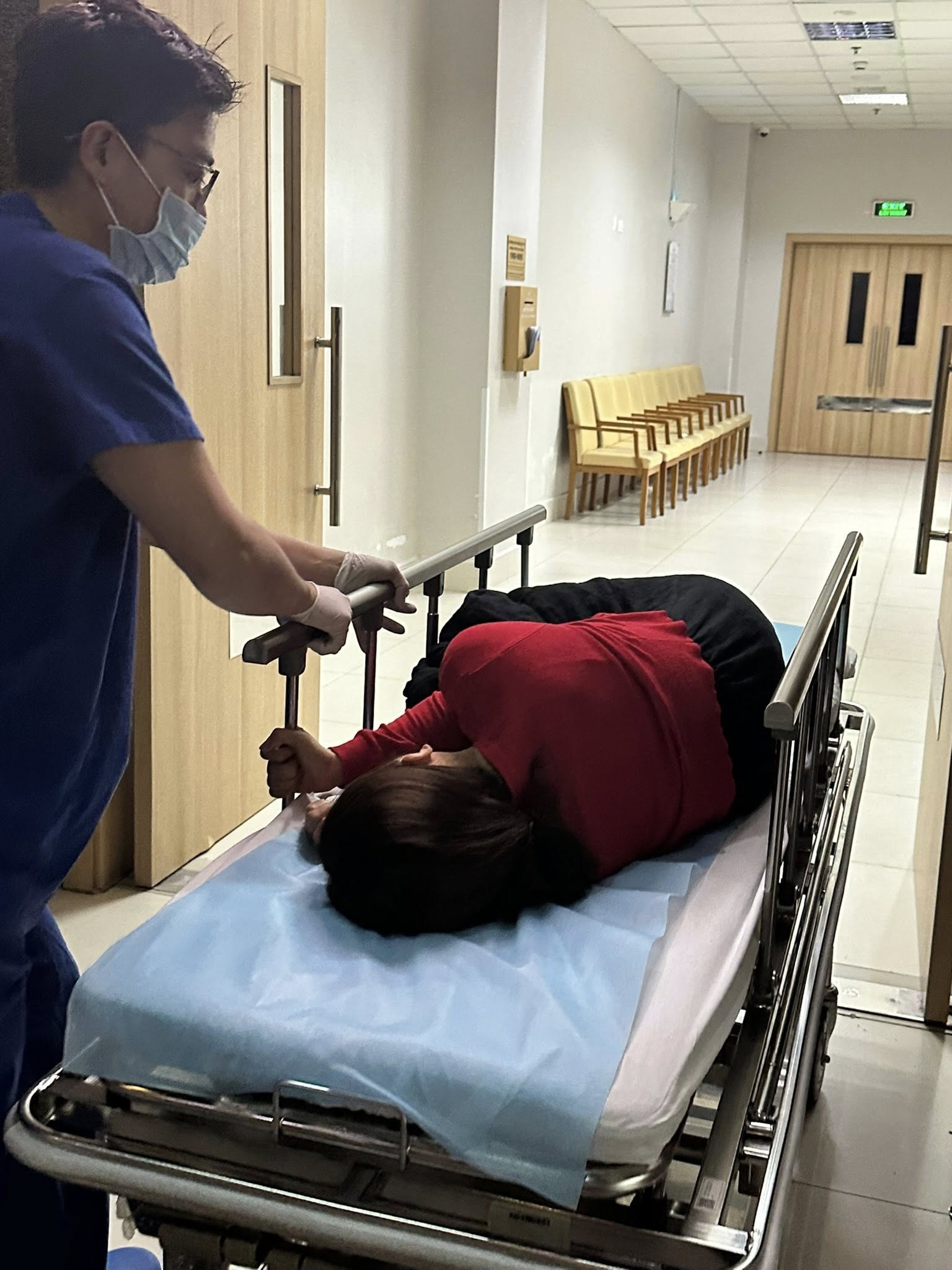 Lộ hình ảnh diễn viên Lan Phương nhập viện trong tình trạng đau đớn- Ảnh 3. Lộ hình ảnh diễn viên Lan Phương nhập viện trong tình trạng đau đớn- Ảnh 3.