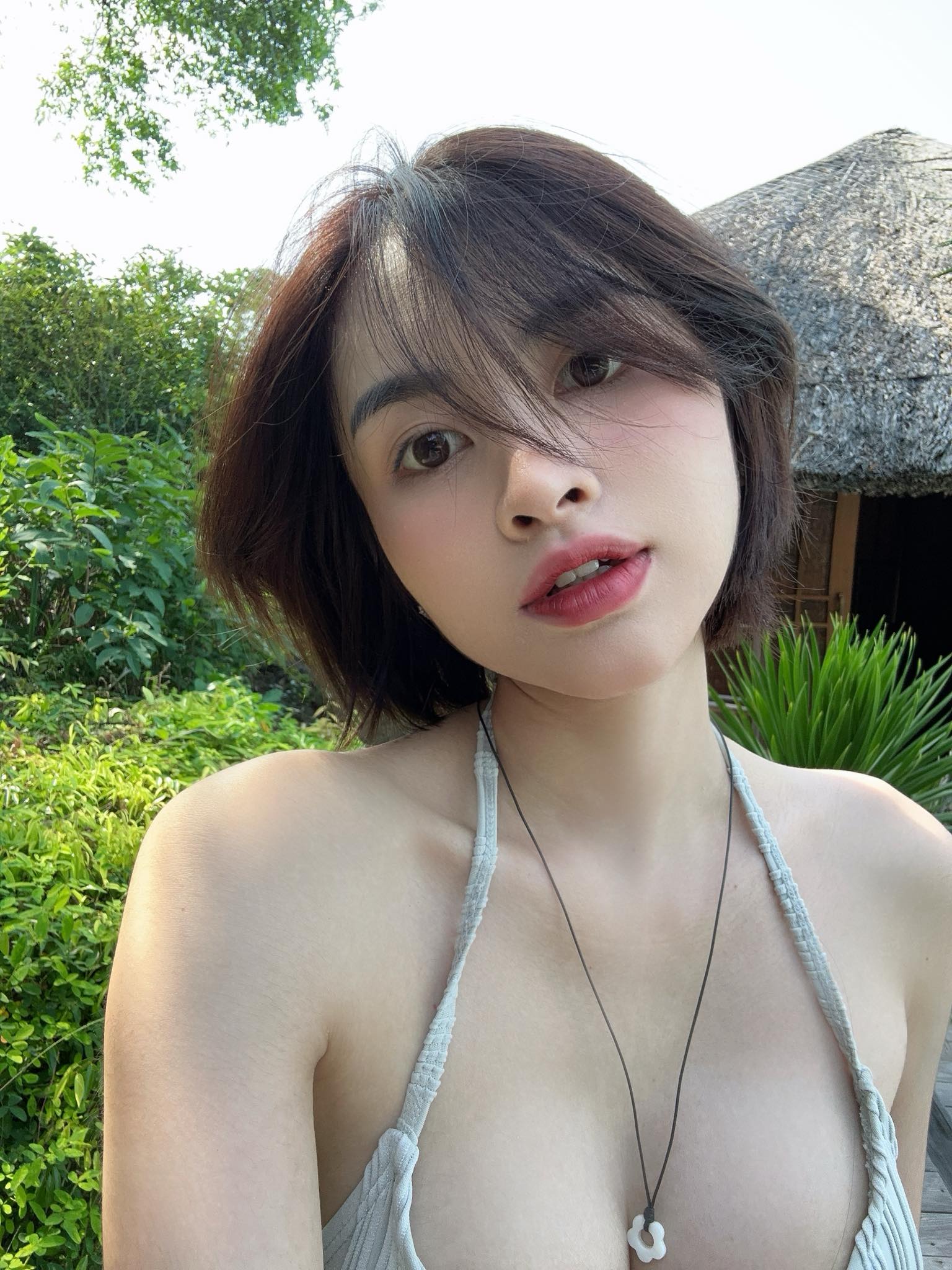 Bạn gái Lai Bâng tung ảnh nóng bỏng,