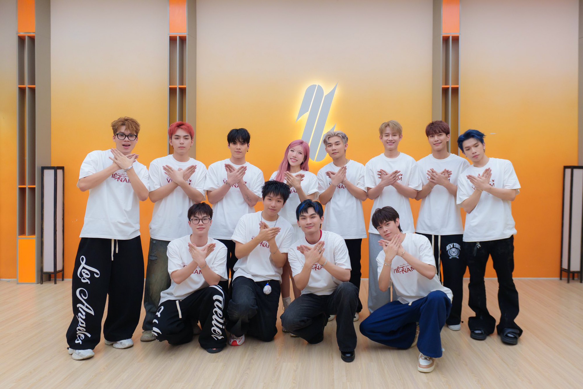 Dàn nam thần Tân Binh Toàn Năng gia nhập Fandom Yêu Nước, fan thi nhau vừa