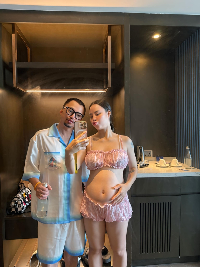 Bộ ảnh “cưng xỉu” của cặp Anh tài Vbiz và vợ kém 13 tuổi, mẹ bầu khoe dáng đỉnh miễn bàn!- Ảnh 6.