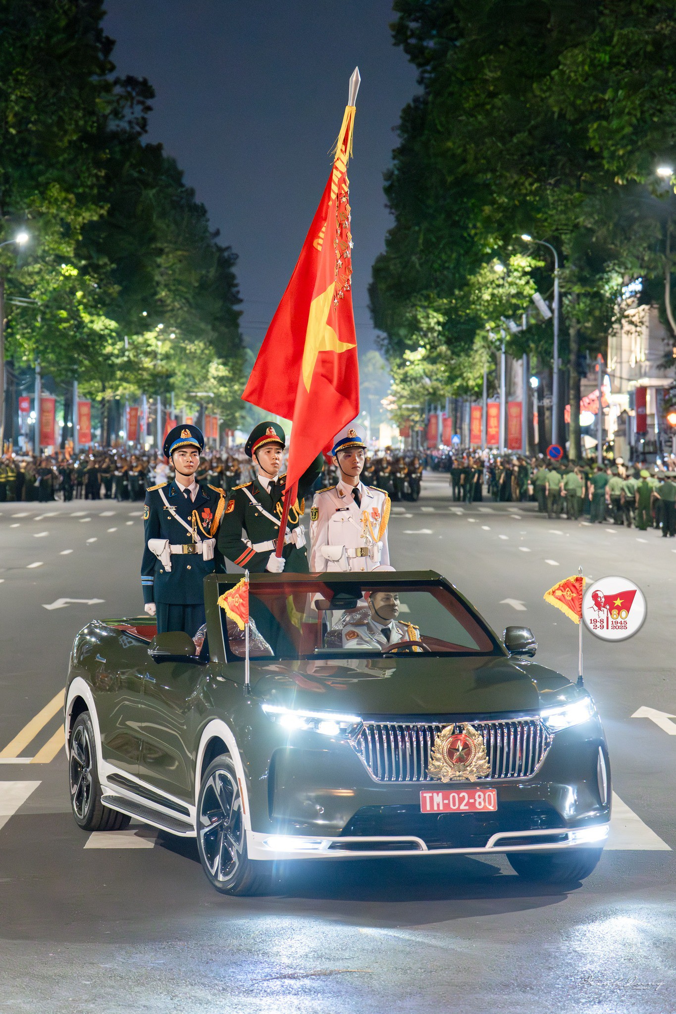 535940199_10161285310280079_2219213574222291937_n-1757079359-73-width1365height2048 Thông qua hàng vạn bức ảnh và hàng trăm thước phim, nhóm hy vọng sẽ lan tỏa tinh thần yêu nước, khắc họa niềm tự hào dân tộc và ghi lại dấu ấn lịch sử cho các thế hệ mai sau.