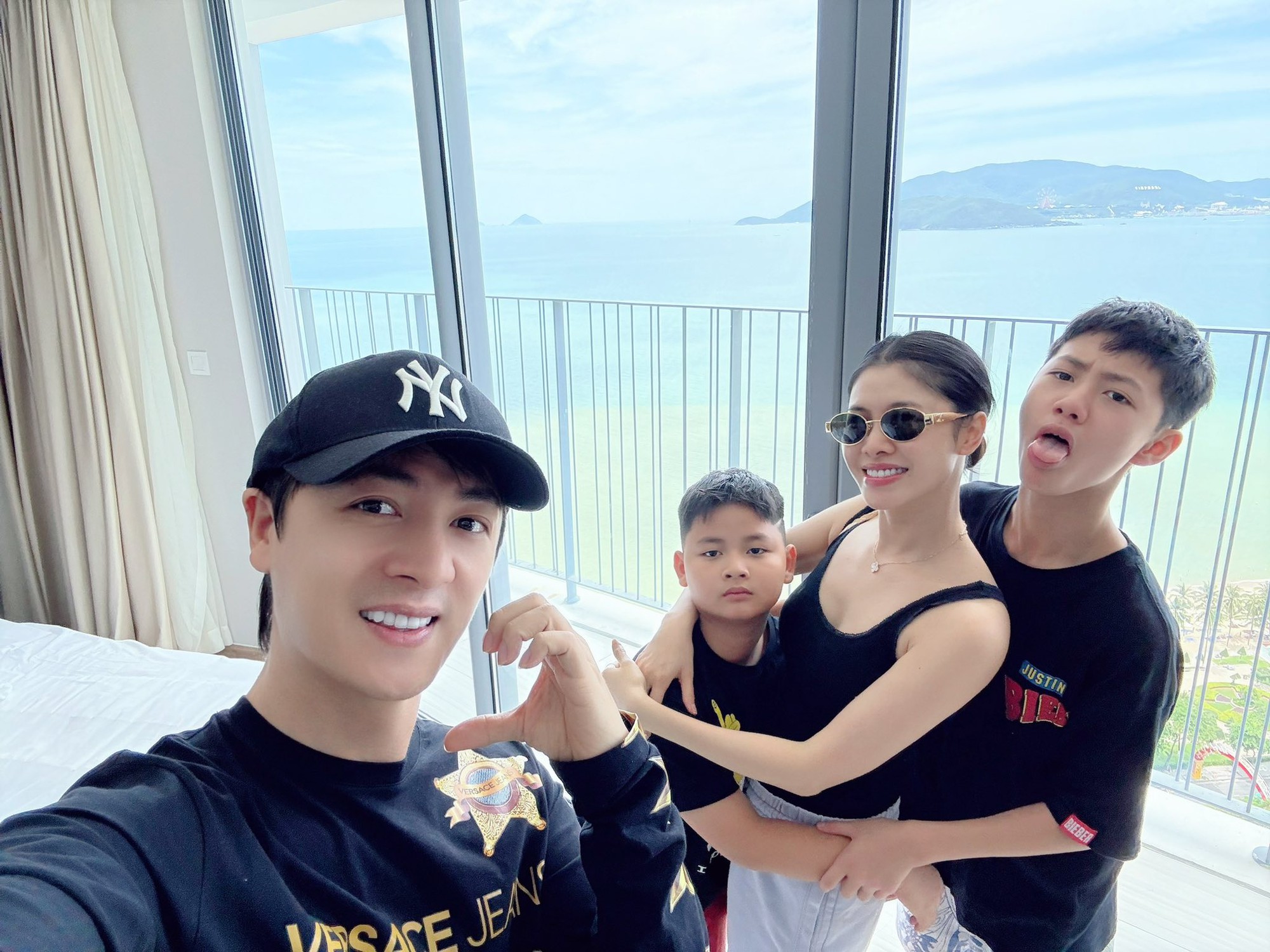 Nam nghệ sĩ sở hữu biệt thự 2 mặt tiền 50 tỷ ở TP.HCM, cưới hot girl Hà thành, sinh 3 con trai- Ảnh 3.