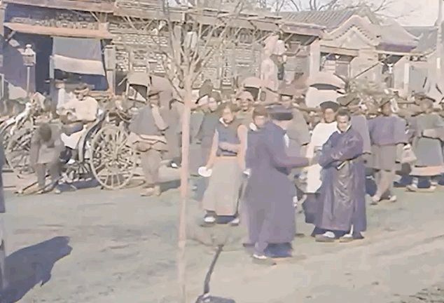 Video AI phục dựng cuộc sống thật tại Bắc Kinh thời nhà Thanh: Quá ngỡ ngàng!- Ảnh 3. Video AI phục dựng cuộc sống thật tại Bắc Kinh thời nhà Thanh: Quá ngỡ ngàng!- Ảnh 3.