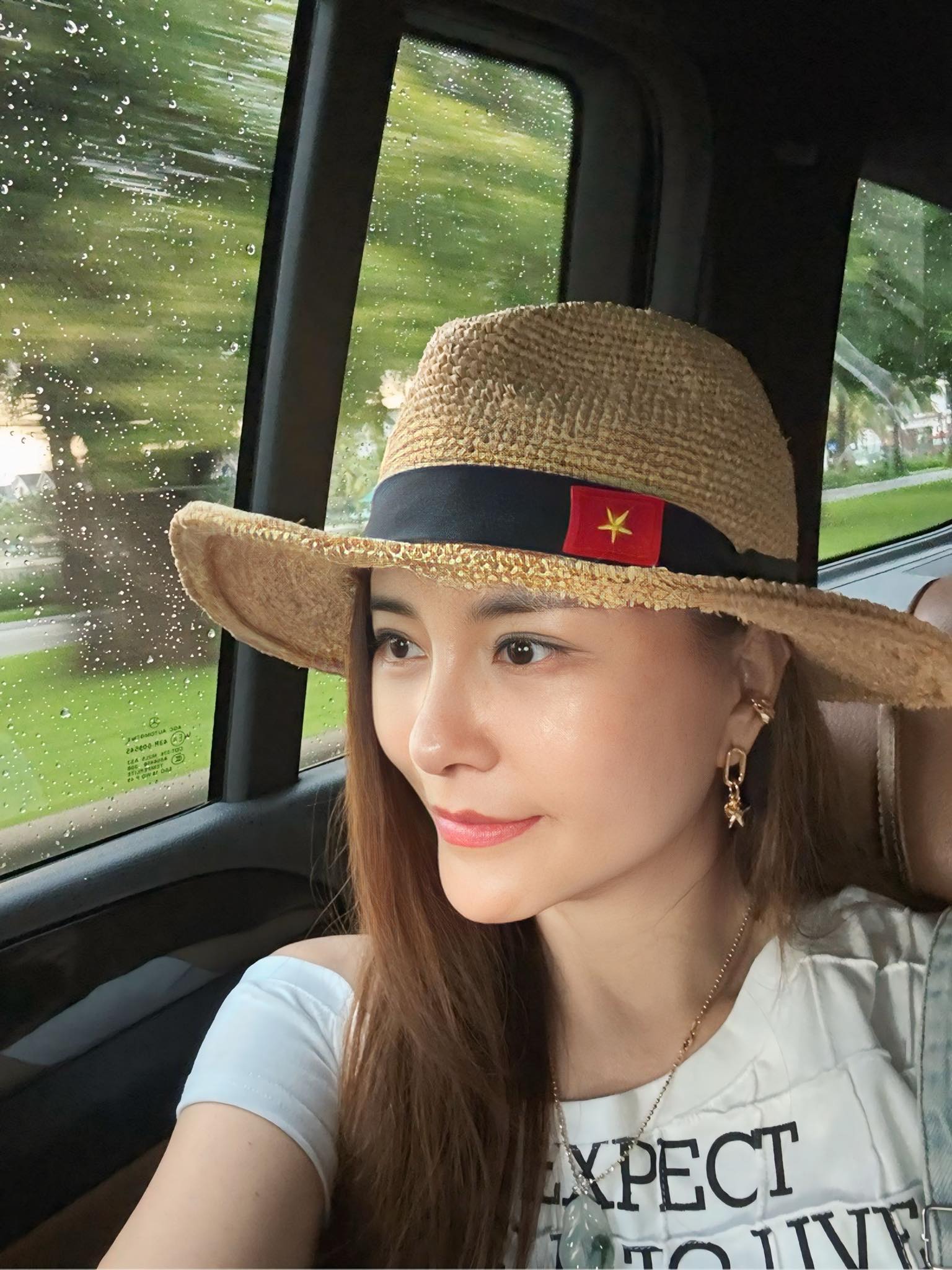 Diễn viên Kim Oanh để lộ chiếc cằm dài ngoằng lạ lẫm hậu Diễn viên Kim Oanh để lộ chiếc cằm dài ngoằng lạ lẫm hậu