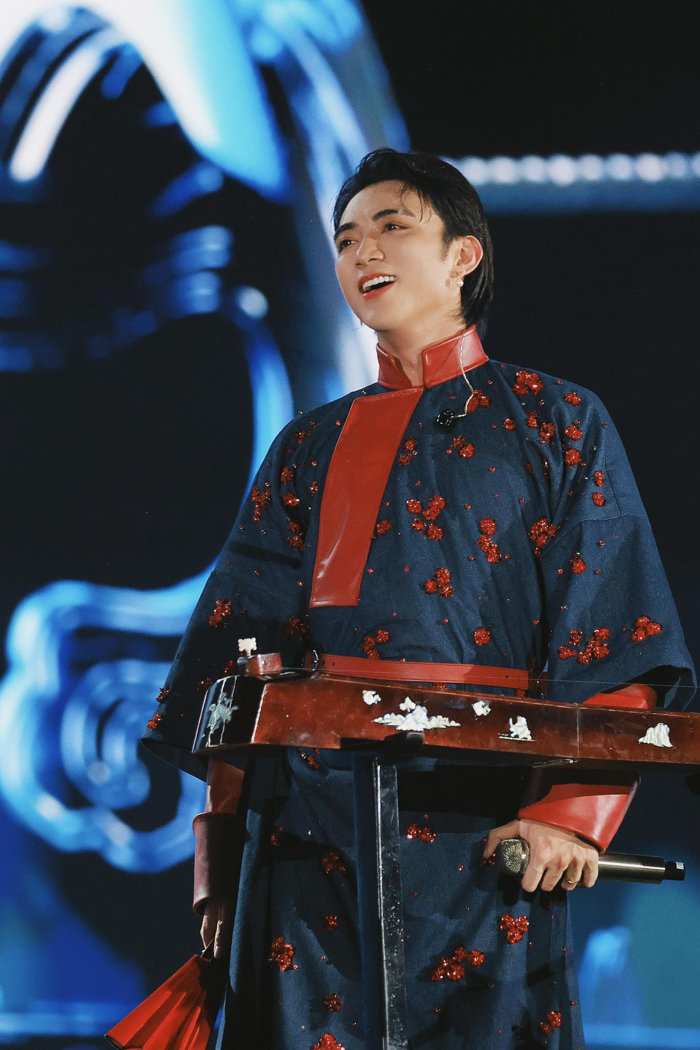 SOOBIN - Đức Phúc quyên góp nóng hỗ trợ bà con miền Trung bị ảnh hưởng bởi bão số 5- Ảnh 1. SOOBIN - Đức Phúc quyên góp nóng hỗ trợ bà con miền Trung bị ảnh hưởng bởi bão số 5- Ảnh 1.