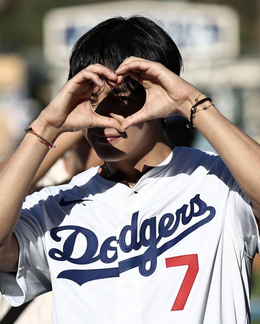 V (BTS) siêu manly, dáng đẹp lại còn ném bóng đỉnh thế này, phong thần bao nhiêu cũng không đủ!- Ảnh 3.